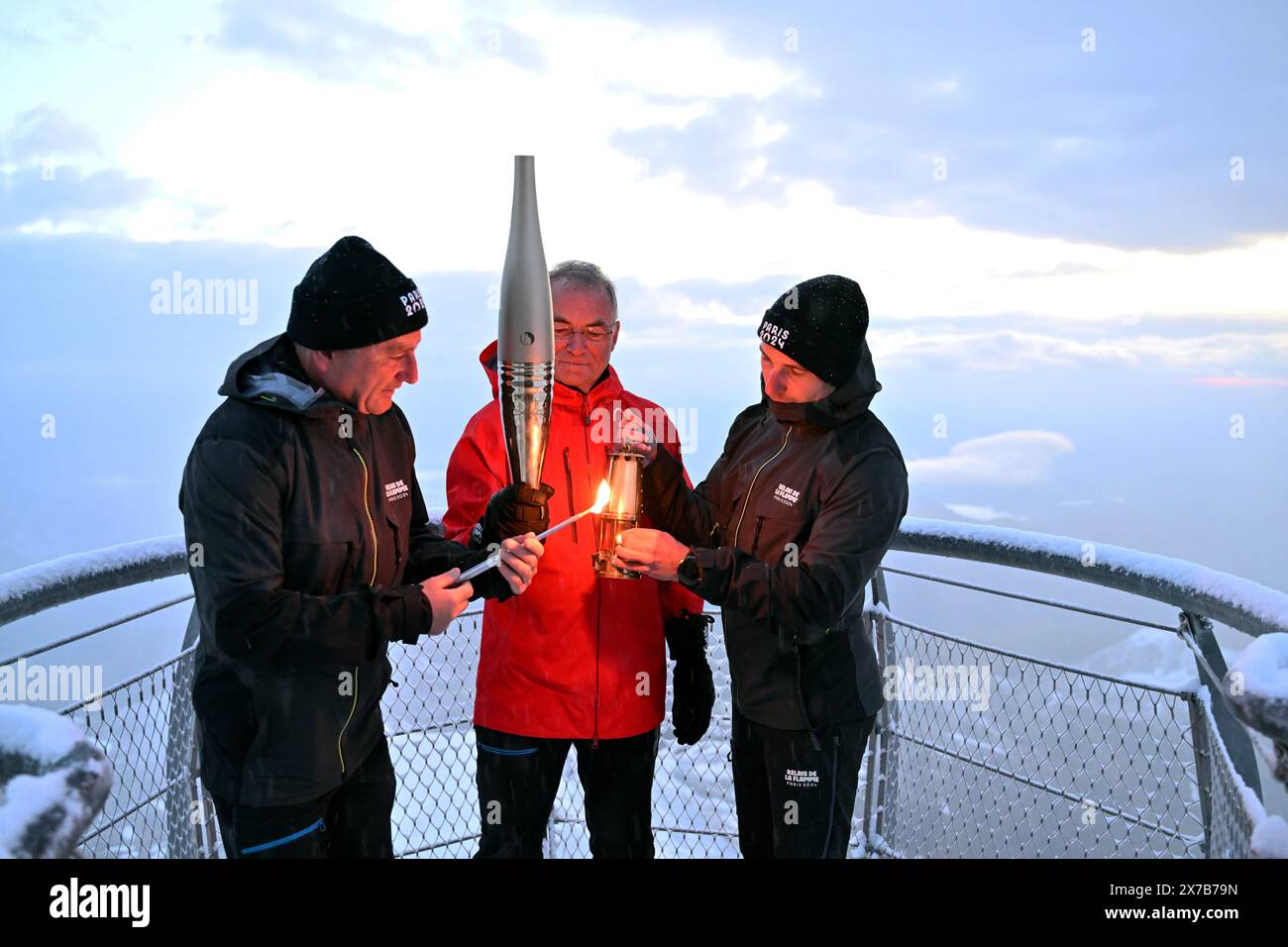 © PHOTOPQR/LA DEPECHE DU MIDI/LAURENT DARD ; BAGNERES DE BIGORRE ; 19/05/2024 ; DDM LAURENT DARD RELAIS DE LA FLAMME OLYMPIQUE 2024 JEUX OLYMPIQUES PARIS 2024 PREMIERE ETAPE DANS LES HAUTES PYRENEES A L OBSERVATOIRE DU PIC DU MIDI DE BIGORRE DEUX RELAYEURS BERNARD HINAULT ANCIEN CYCLISTE VAINQUEUR DE 5 TOURS DE FRANCE NICOLAS LOPEZ ANCIEN ESCRIMEUR CHAMPION OLYMPIQUE PAR EQUIPE DE SABRE A PEKIN EN 2008 OLYMPIC TORCH RELAY 2024. FIRST STAGE IN THE HAUTES PYRENEES AT THE PIC DU MIDI DE BIGORRE OBSERVATORY. TWO RELAYERS: BERNARD HINAULT FORMER CYCLIST, WINNER OF 5 TOURS OF FRANCE AND NICOL Stock Photo