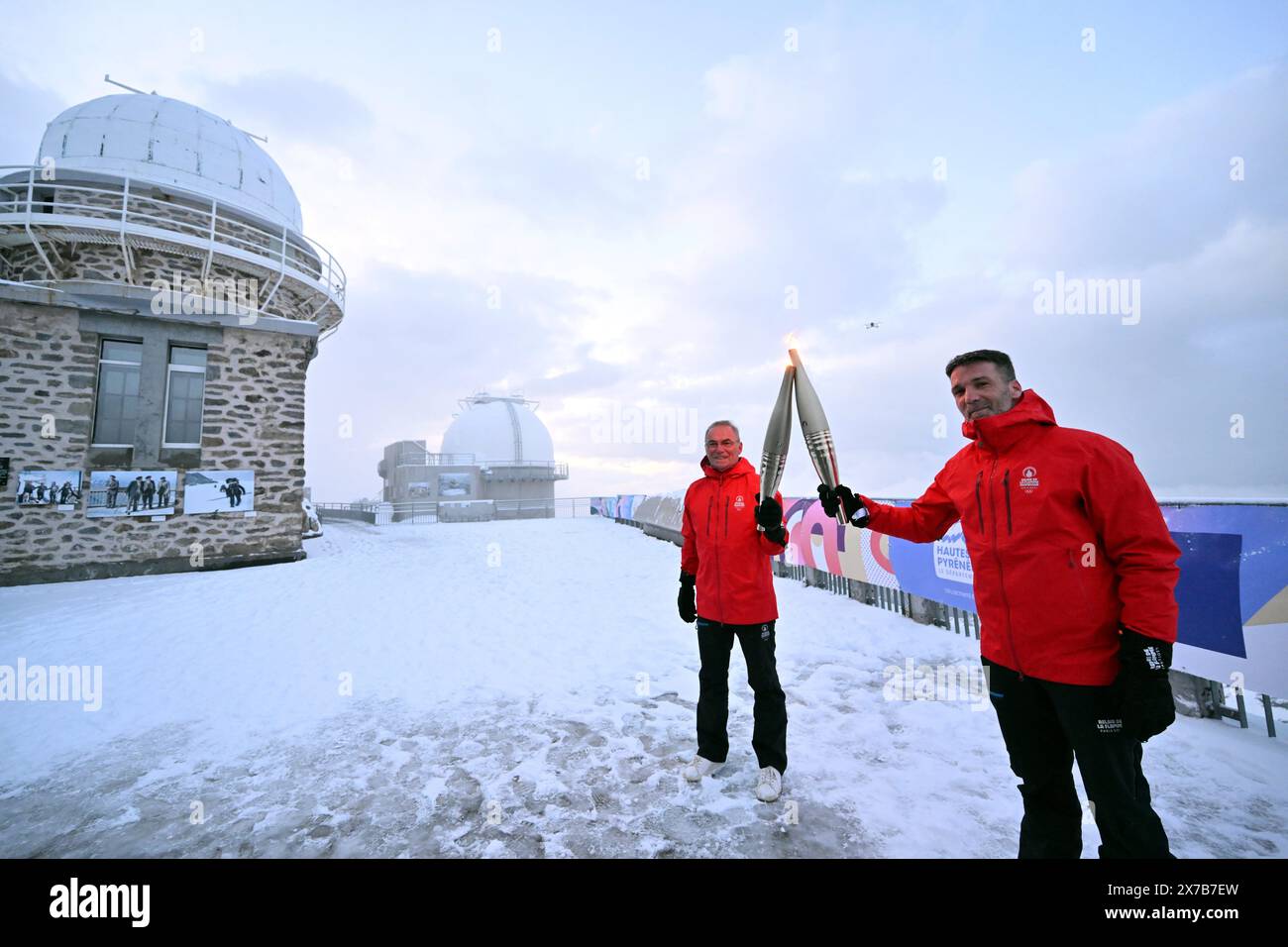 © PHOTOPQR/LA DEPECHE DU MIDI/LAURENT DARD ; BAGNERES DE BIGORRE ; 19/05/2024 ; DDM LAURENT DARD RELAIS DE LA FLAMME OLYMPIQUE 2024 JEUX OLYMPIQUES PARIS 2024 PREMIERE ETAPE DANS LES HAUTES PYRENEES A L OBSERVATOIRE DU PIC DU MIDI DE BIGORRE DEUX RELAYEURS BERNARD HINAULT ANCIEN CYCLISTE VAINQUEUR DE 5 TOURS DE FRANCE NICOLAS LOPEZ ANCIEN ESCRIMEUR CHAMPION OLYMPIQUE PAR EQUIPE DE SABRE A PEKIN EN 2008 OLYMPIC TORCH RELAY 2024. FIRST STAGE IN THE HAUTES PYRENEES AT THE PIC DU MIDI DE BIGORRE OBSERVATORY. TWO RELAYERS: BERNARD HINAULT FORMER CYCLIST, WINNER OF 5 TOURS OF FRANCE AND NICOL Stock Photo