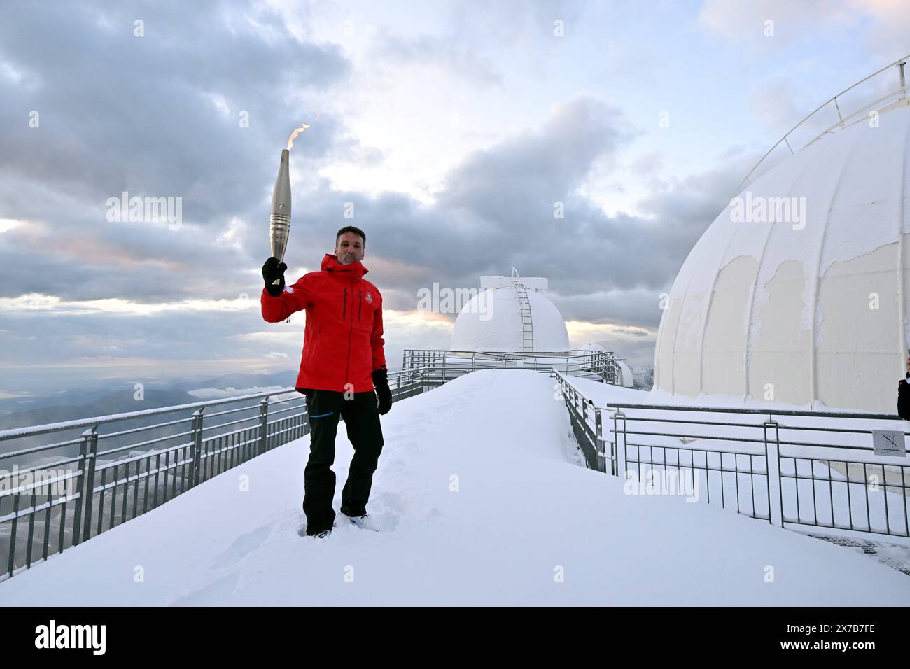 © PHOTOPQR/LA DEPECHE DU MIDI/LAURENT DARD ; BAGNERES DE BIGORRE ; 19/05/2024 ; DDM LAURENT DARD RELAIS DE LA FLAMME OLYMPIQUE 2024 JEUX OLYMPIQUES PARIS 2024 PREMIERE ETAPE DANS LES HAUTES PYRENEES A L OBSERVATOIRE DU PIC DU MIDI DE BIGORRE DEUX RELAYEURS BERNARD HINAULT ANCIEN CYCLISTE VAINQUEUR DE 5 TOURS DE FRANCE NICOLAS LOPEZ ANCIEN ESCRIMEUR CHAMPION OLYMPIQUE PAR EQUIPE DE SABRE A PEKIN EN 2008 OLYMPIC TORCH RELAY 2024. FIRST STAGE IN THE HAUTES PYRENEES AT THE PIC DU MIDI DE BIGORRE OBSERVATORY. TWO RELAYERS: BERNARD HINAULT FORMER CYCLIST, WINNER OF 5 TOURS OF FRANCE AND NICOL Stock Photo