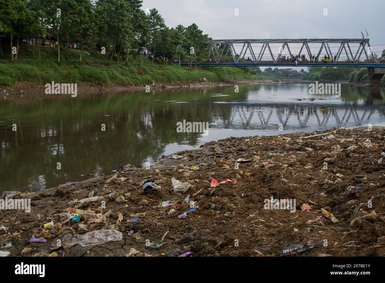 Bandung, West Java, Indonesia. 19th May, 2024. General view of the Citarum River, Bandung Regency. The action was to campaign for environmental awareness as well as demand that the government takes a special policy on the Citarum River during the 2024 World Water Forum held in Bali. (Credit Image: © Algi Febri Sugita/ZUMA Press Wire) EDITORIAL USAGE ONLY! Not for Commercial USAGE! Stock Photo