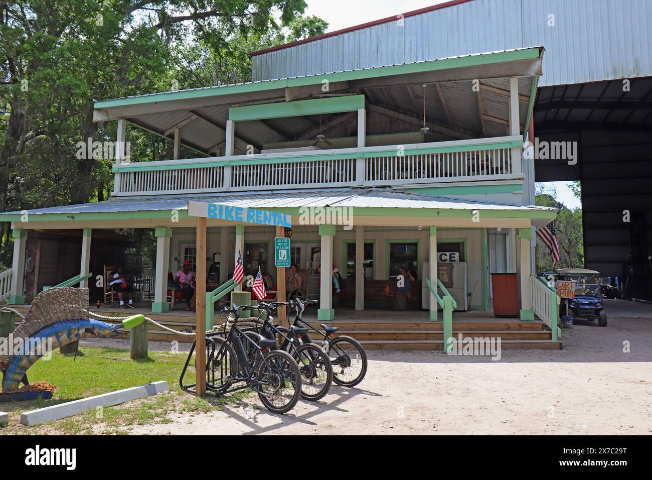 DAUFUSKIE ISLAND, SOUTH CAROLINA - April 6 2023: Front view of Freeport General Store and bicycles near the marina on the Cooper River. Stock Photo