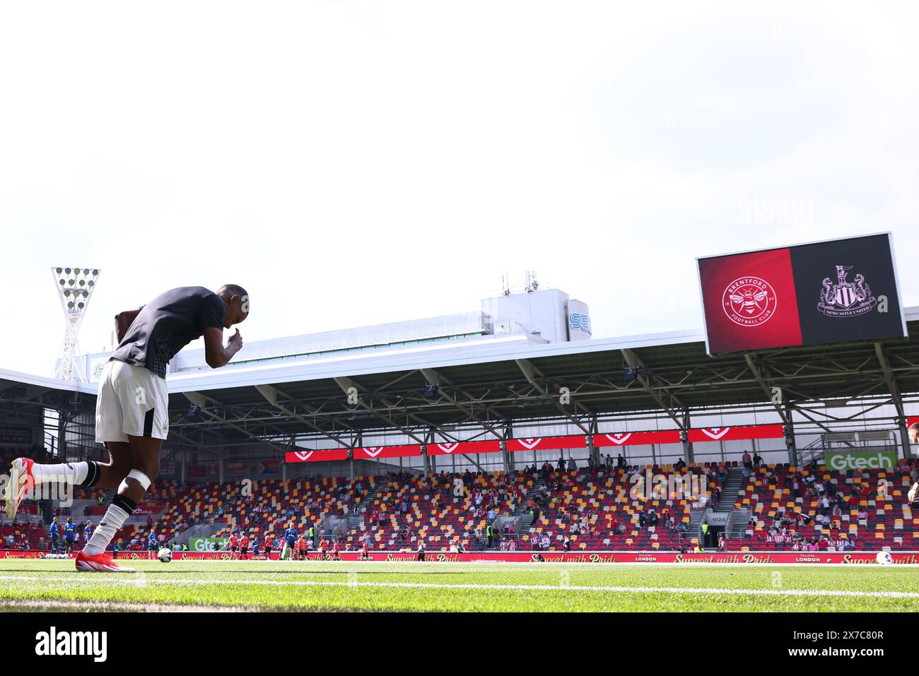 London, England. 19th May 2024; Gtech Community Stadium, Brentford, London, England; Premier League Football, Brentford versus Newcastle United; Alexander Isak of Newcastle United runs out of the tunnel to start his warm up Credit: Action Plus Sports Images/Alamy Live News Stock Photo
