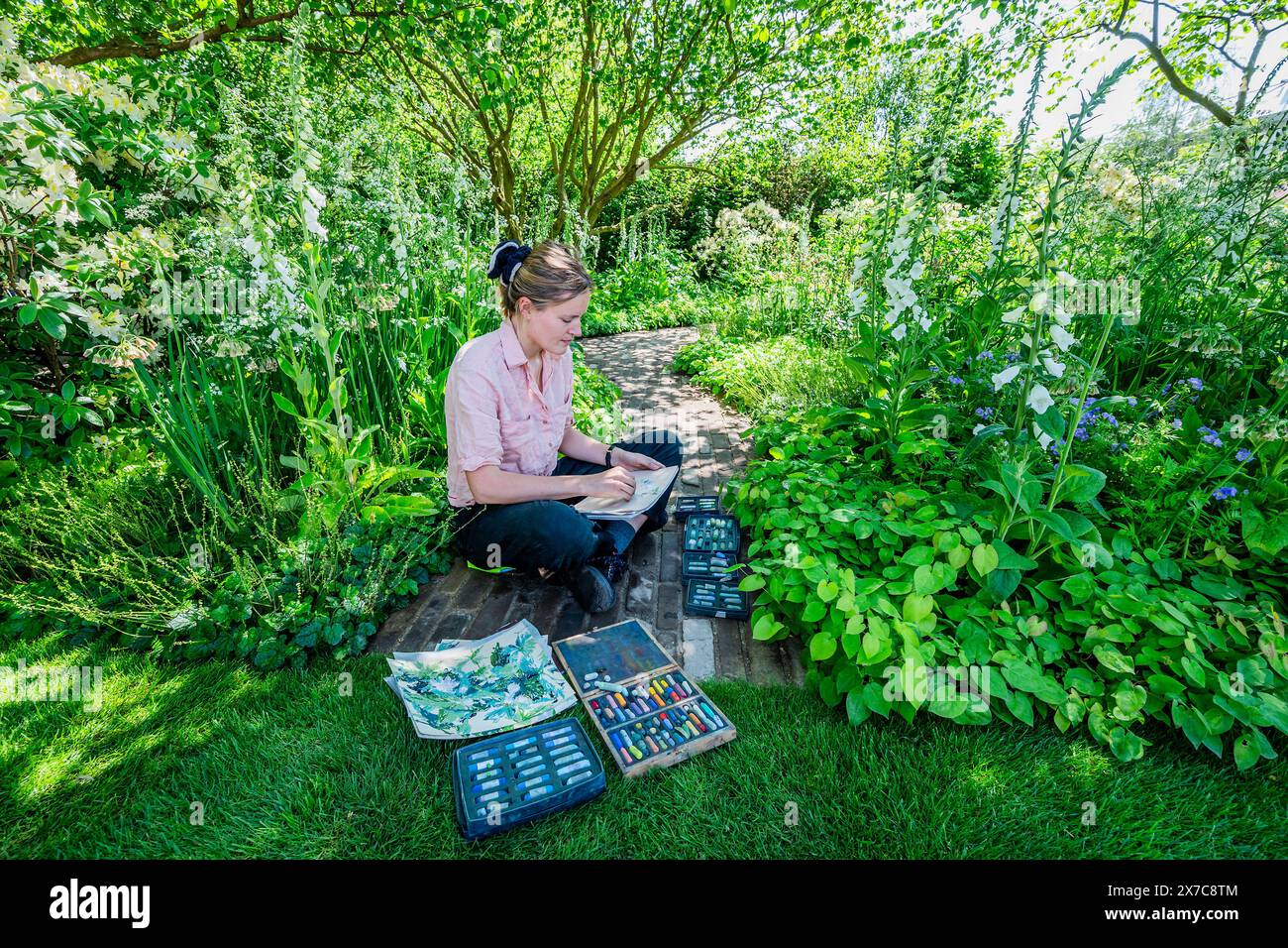 Stuart Medhurst Rhs London, UK. 19th May, 2024. Tyga Helme, artist for the charity will ...