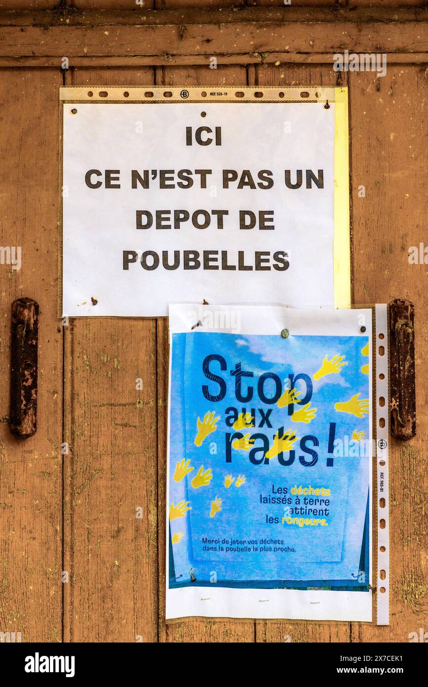 Notices on empty house door indicating no rubbish to be left outside because of attracting rats! - Argenton-sur-Creuse, Indre (36), France. Stock Photo