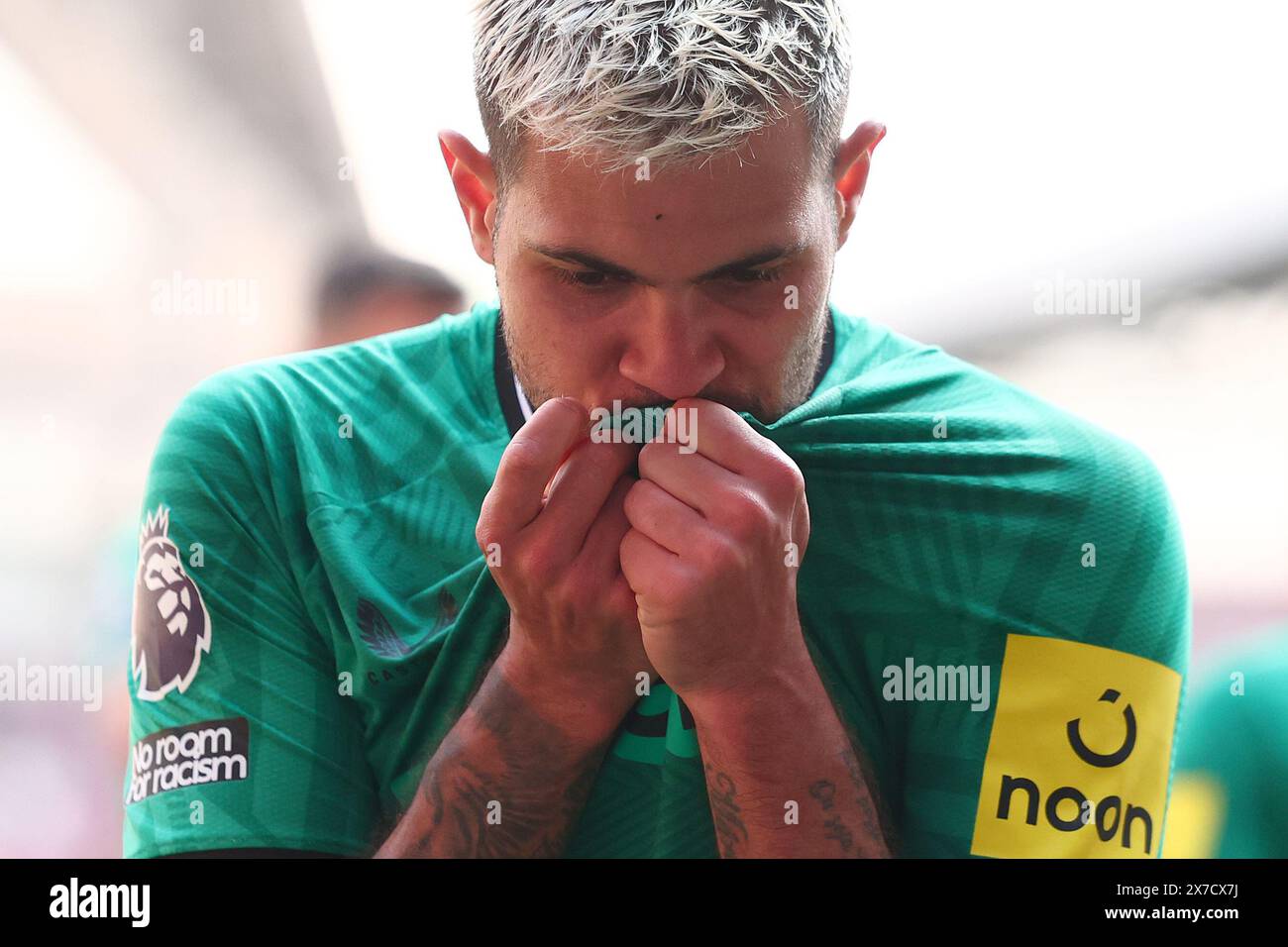 London, England. 19th May 2024; Gtech Community Stadium, Brentford, London, England; Premier League Football, Brentford versus Newcastle United; Bruno Guimaraes of Newcastle United celebrates by kissing the badge after he scores for 2-4 in the 77th minute Credit: Action Plus Sports Images/Alamy Live News Stock Photo
