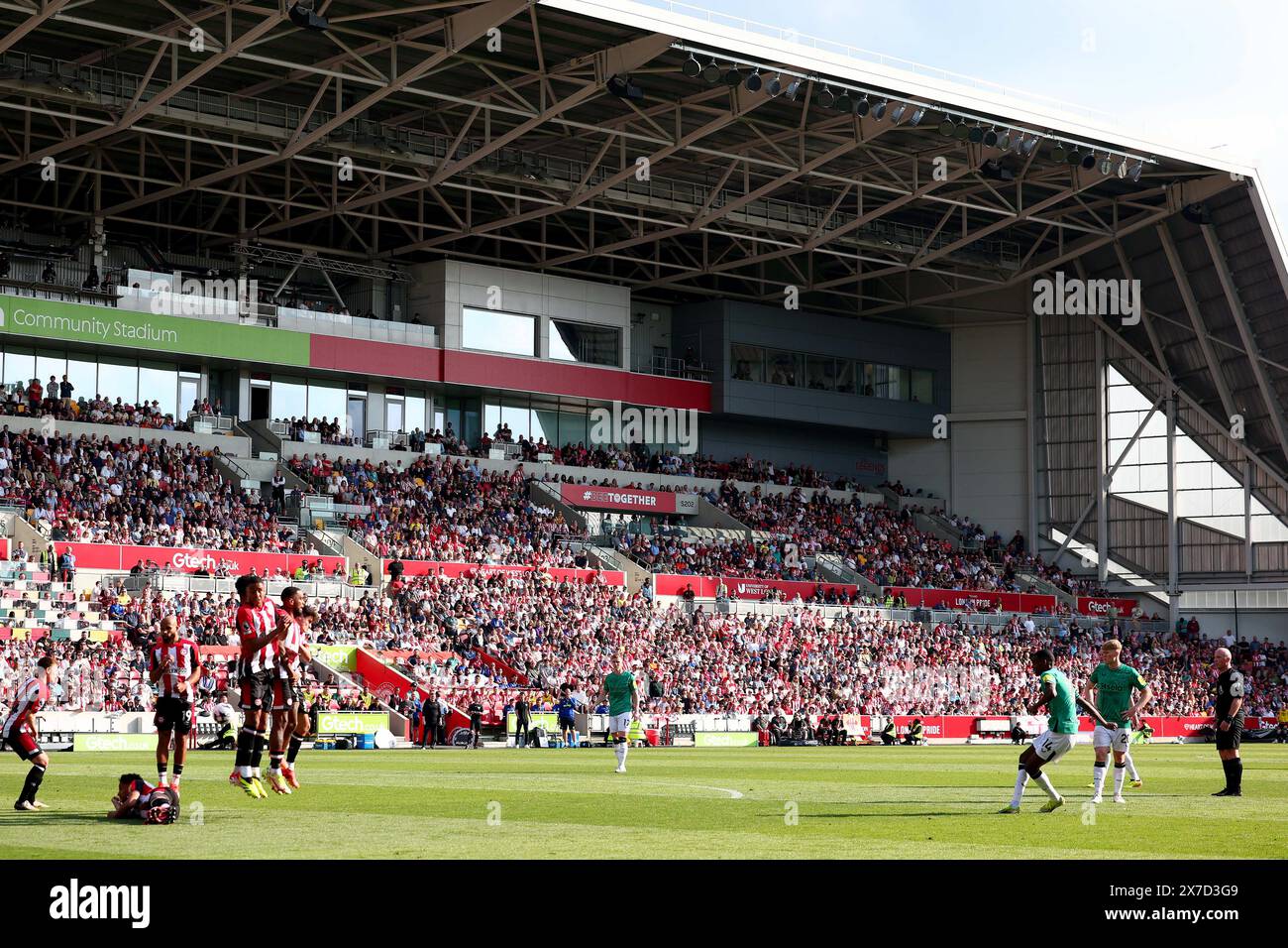 London, England. 19th May 2024; Gtech Community Stadium, Brentford, London, England; Premier League Football, Brentford versus Newcastle United; Alexander Isak of Newcastle United takes a free kick on the edge of the box Credit: Action Plus Sports Images/Alamy Live News Stock Photo