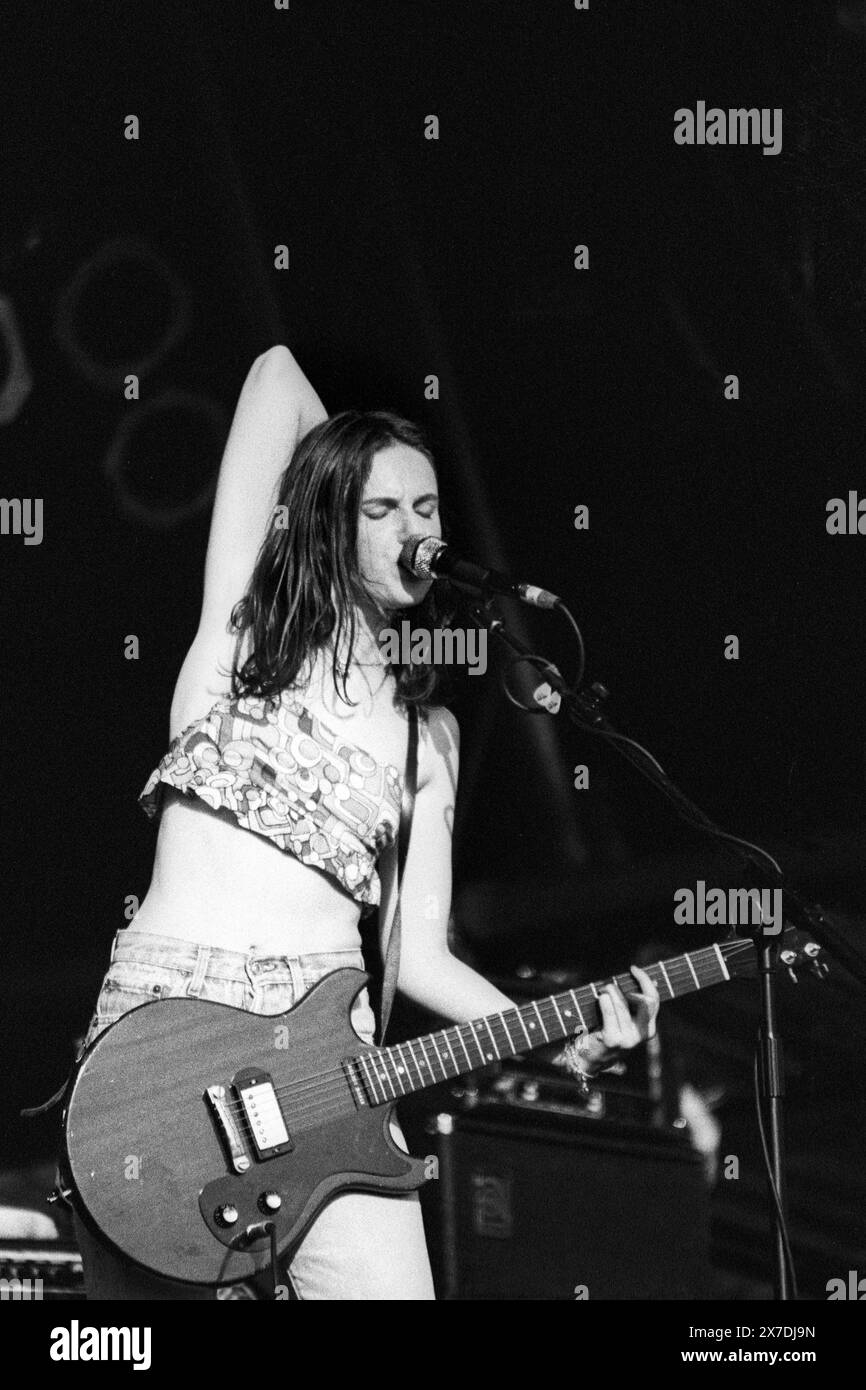 NINA GORDON, VERUCA SALT, GLASTONBURY FESTIVAL, 1995: Singer and guitarist Nina Gordon of the band Veruca Salt playing the NME Second Stage at the Glastonbury Festival, Pilton Farm, Somerset, England, 25 June 1995. In 1995 the festival celebrated its 25th anniversary. Photo: ROB WATKINS.   INFO: Veruca Salt, an American alternative rock band, formed in Chicago, Illinois, in 1993. With hits like 'Seether,' they captivated audiences with their raw energy and melodic grunge sound. Stock Photo