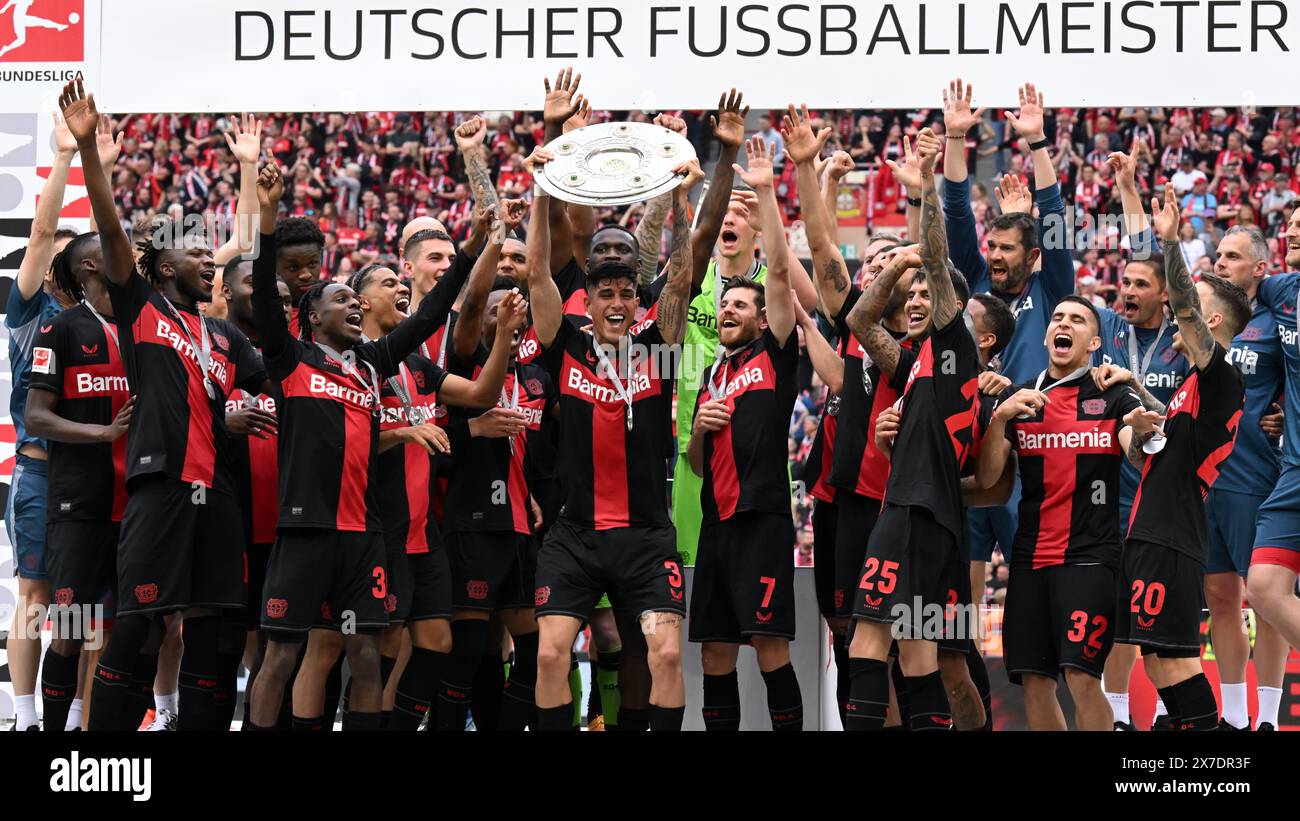 LEVERKUSEN - Piero Hincapie of Bayer 04 Leverkusen with the Bundesliga ...