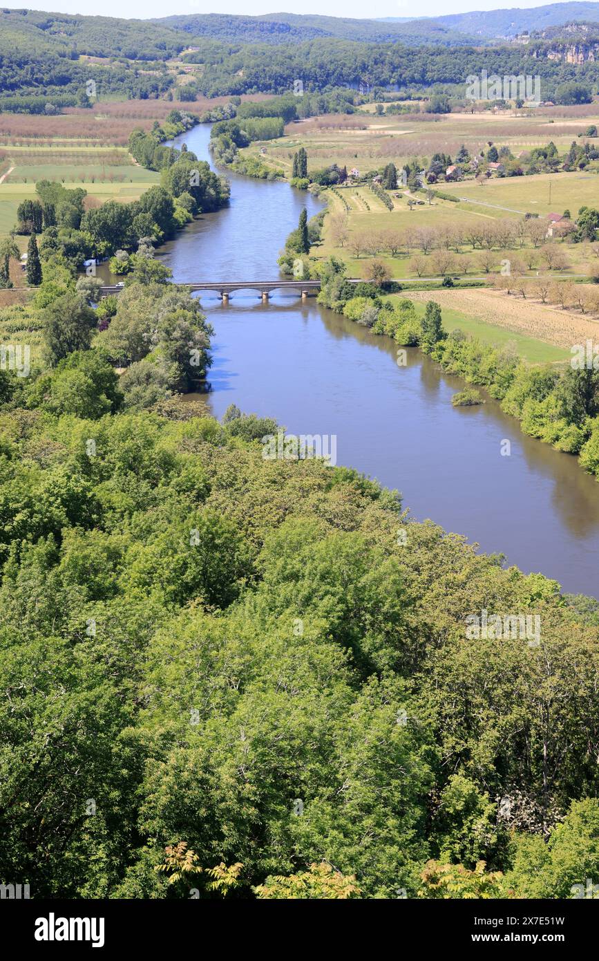 The Dordogne River flows through agricultural land in Périgord Noir in southwest France. Agriculture, mixed farming, water, irrigation. Périgord, Dord Stock Photo