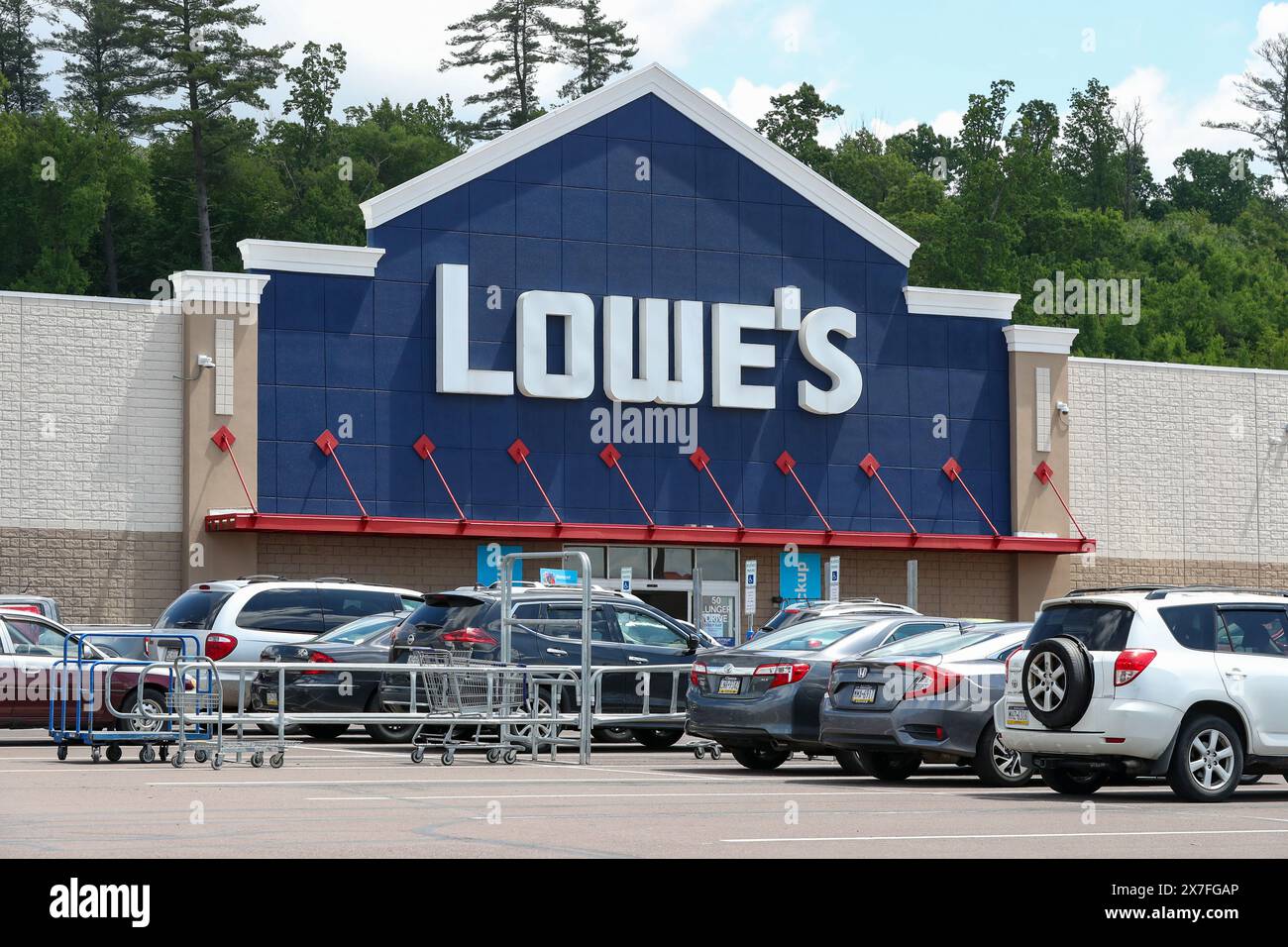 Lowe’s center store exterior hi-res stock photography and images - Alamy