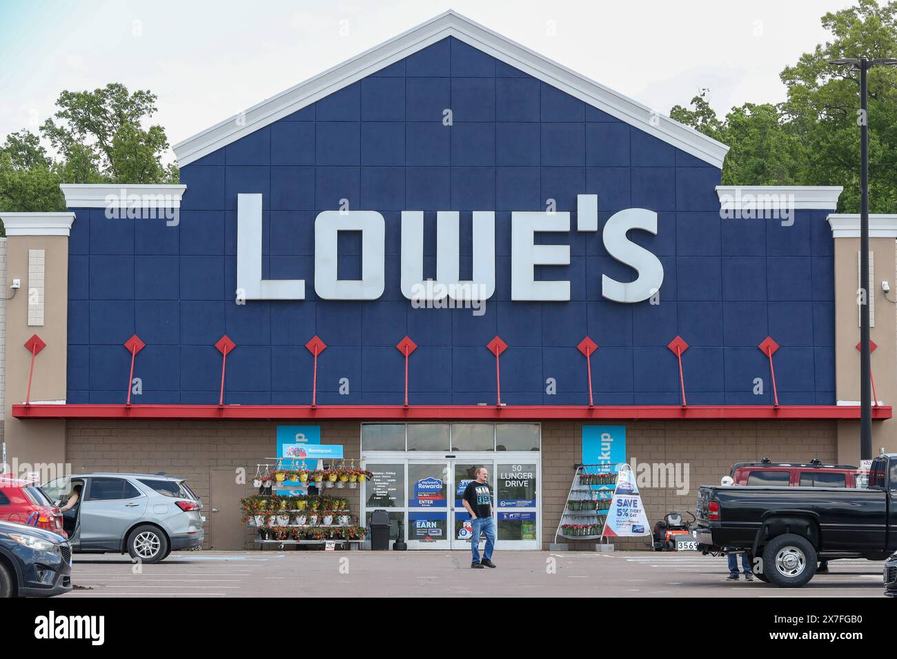 Lowe’s center store exterior hi-res stock photography and images - Alamy