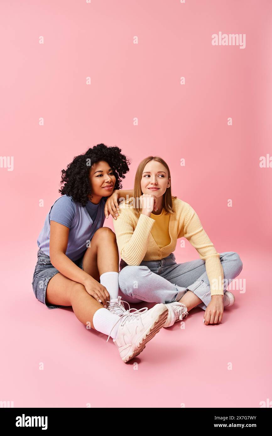 Two women posing photo hi-res stock photography and images - Alamy