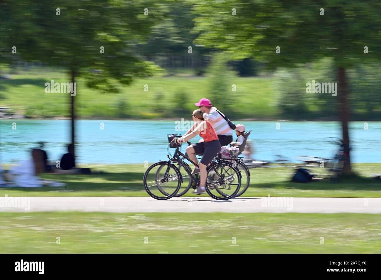 Radfahrer am Riemer See im Riemer Park in Muenchen. *** Cyclist at Riemer Lake in Riemer Park in Munich Stock Photo