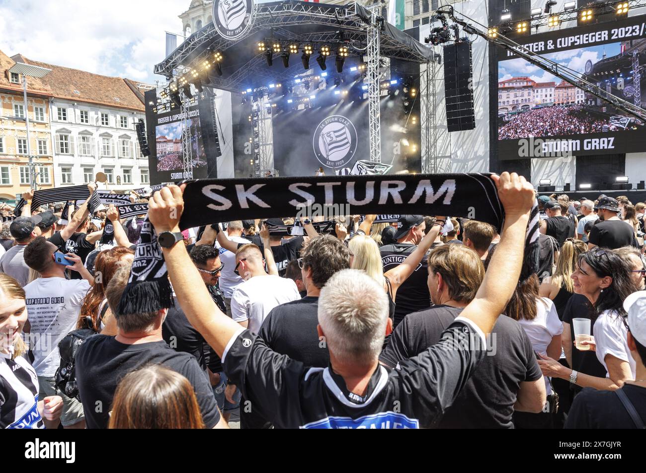 ABD0021 20240520 GRAZ ÖSTERREICH SturmFans mit Schals und Fahnen
