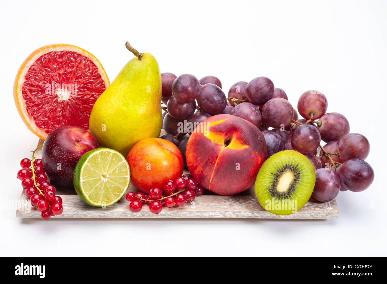 Frisches Obst. Arrangement mit viel vitaminreichem und gesundem Obst *** Fresh fruit arrangement with lots of vitamin-rich and healthy fruit Stock Photo