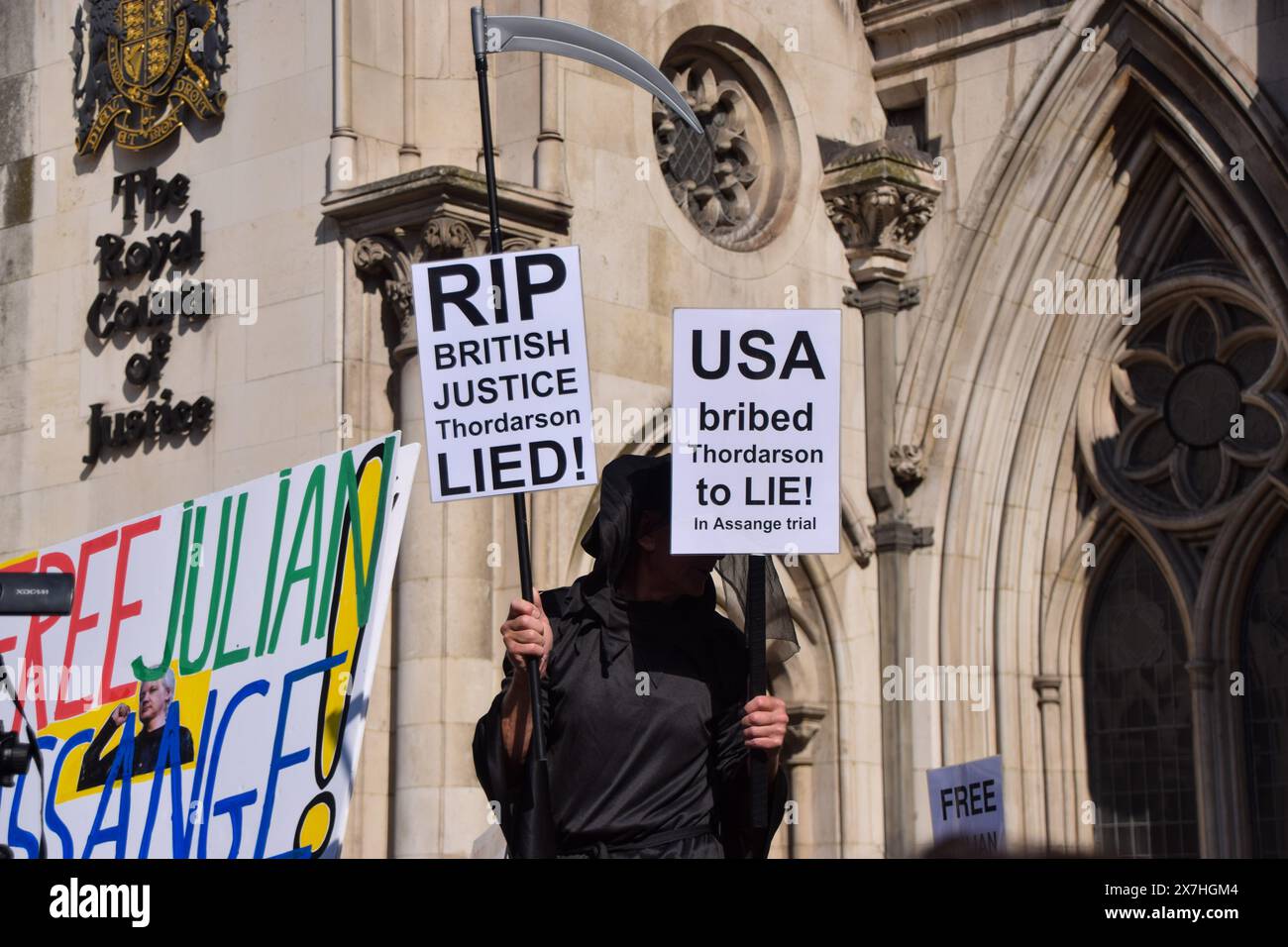 London, UK. 20th May 2024. Supporters gather outside the High Court ahead of Julian Assange's extradition decision. Credit: Vuk Valcic/Alamy Live News Stock Photo