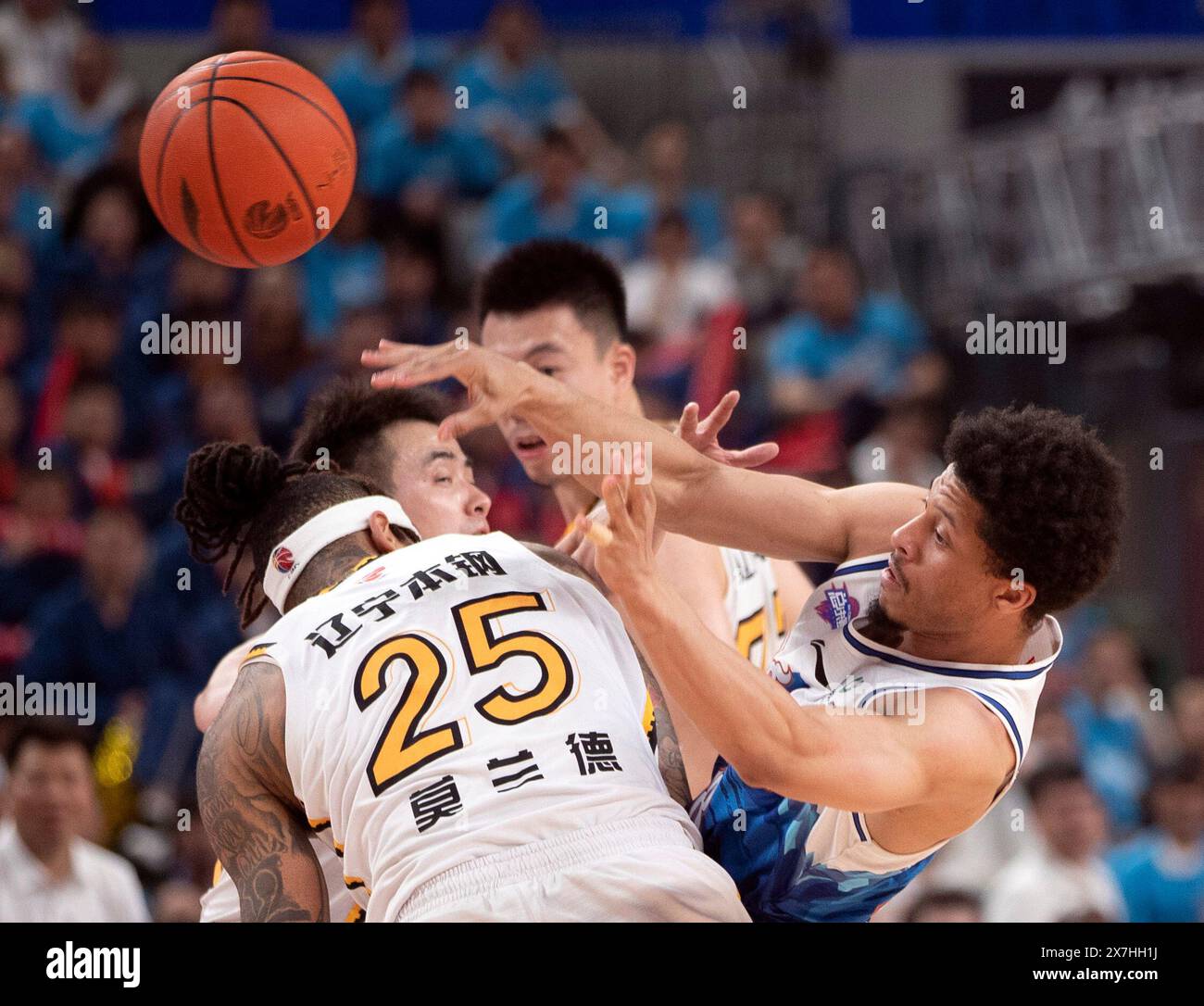 Urumqi, China's Xinjiang Uygur Autonomous Region. 20th May, 2024. Lindell Wigginton (1st R) of Xinjiang Flying Tigers passes the ball during the play-off final third leg match between Xinjiang Flying Tigers and Liaoning Flying Leopards at the 2023-2024 season of the Chinese Basketball Association (CBA) league in Urumqi, northwest China's Xinjiang Uygur Autonomous Region, May 20, 2024. Credit: Luo Yuan/Xinhua/Alamy Live News Stock Photo