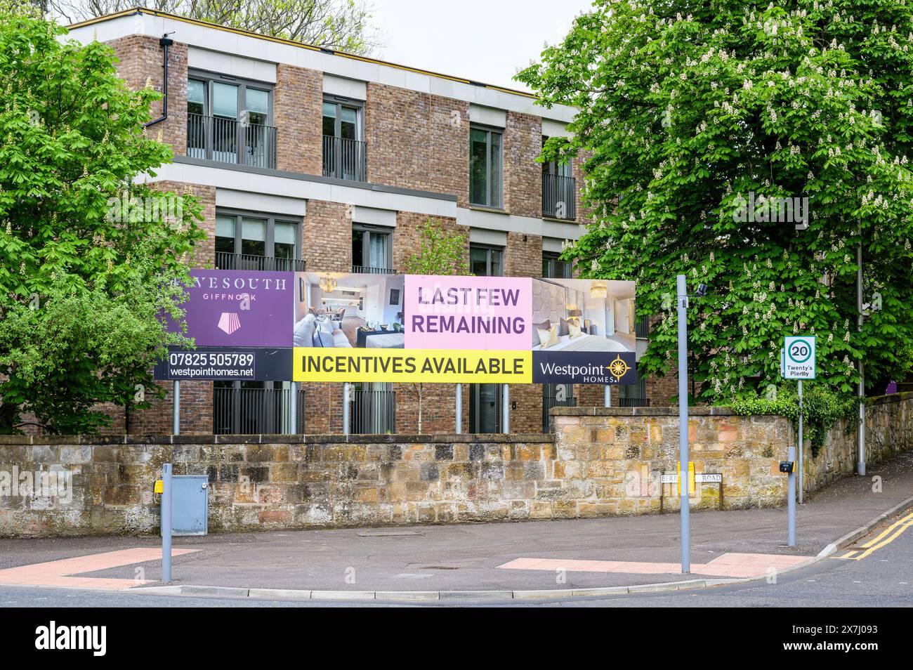 Last Few Remaining Apartments with Incentives Available sign, Berryhill Road, Giffnock, Glasgow, Scotland, UK, Europe Stock Photo