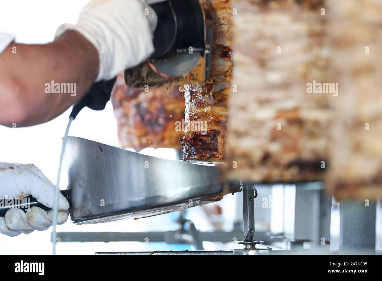 20.05.2024, Hannover, Dönerfleisch in einer Dönerbude Symbolbild Niedersachsen Deutschland *** 20 05 2024, Hanover, kebab meat in a kebab shop Symbolic image Lower Saxony Germany Stock Photo