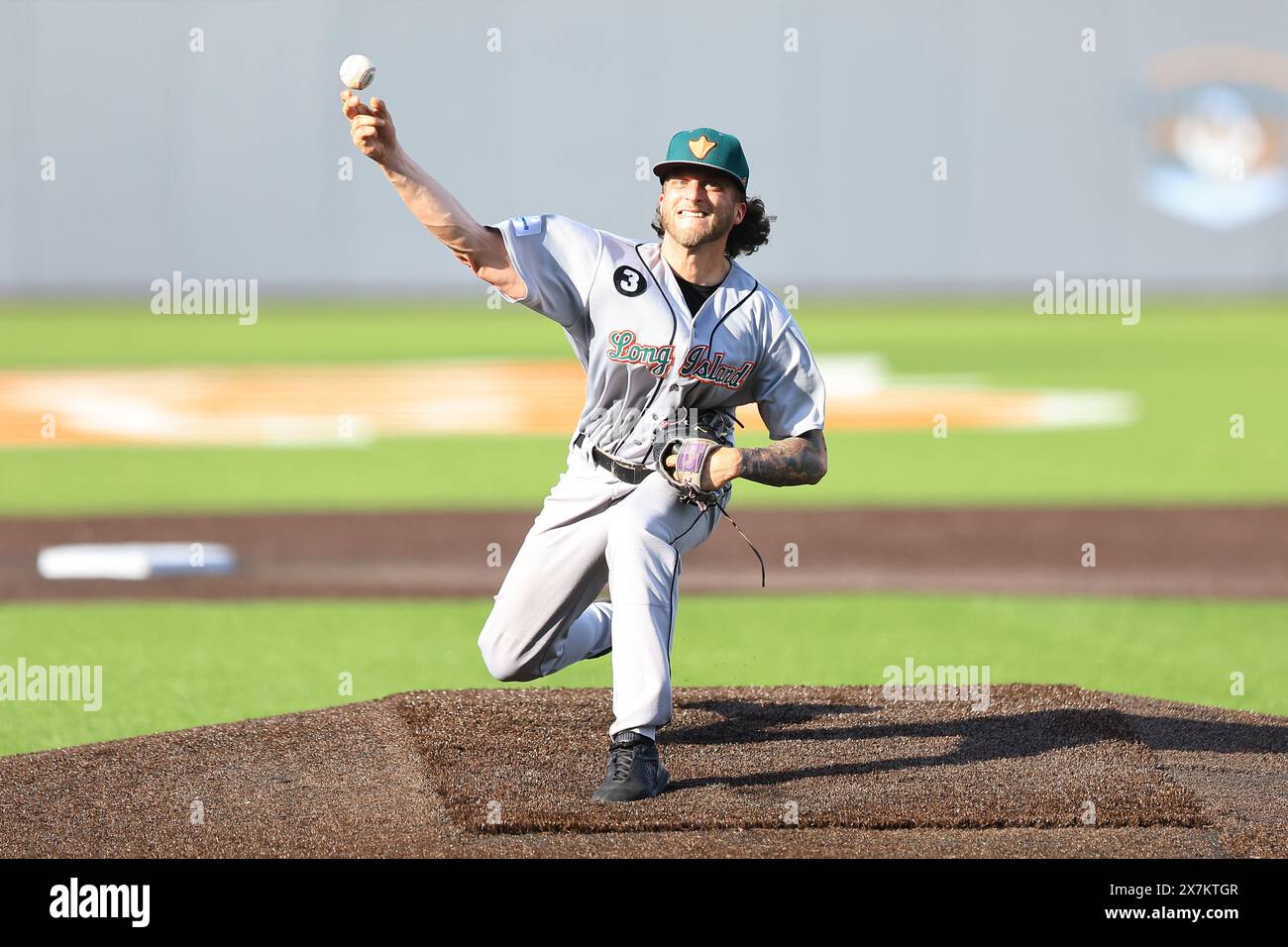 Long Island Ducks pitcher Bobby Vath #40 throws during the sixth inning of a baseball game against the Staten Island FerryHawks at SIUH Community Park Stock Photo