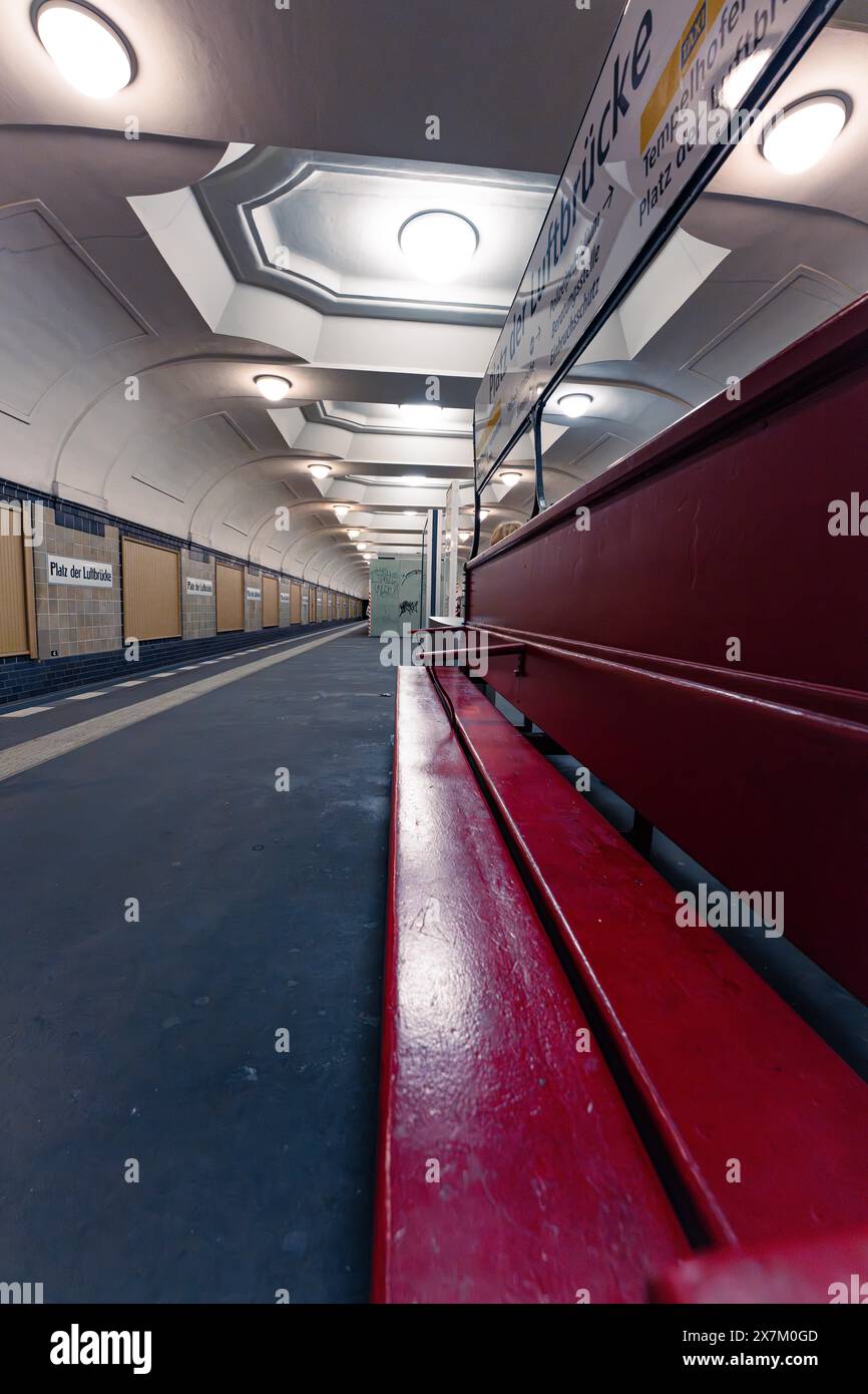 Metro benches hi-res stock photography and images - Alamy
