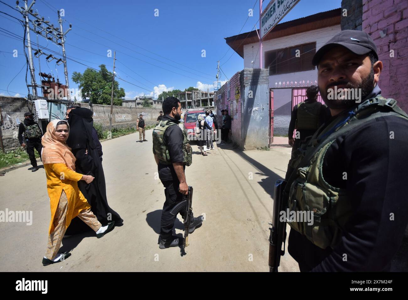 Baramulla, Jammu And Kashmir, India. 20th May, 2024. Security forces stands guard inside a polling booth during the fifth round of multi-phase national election in Kupwara village north of Srinagar, Indian controlled Kashmir, Monday, May 20, 2024. (Credit Image: © Mubashir Hassan/Pacific Press via ZUMA Press Wire) EDITORIAL USAGE ONLY! Not for Commercial USAGE! Stock Photo