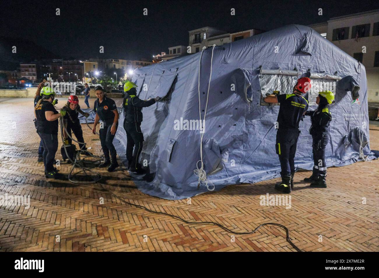 News - Italy: Campi Flegrei, bradisismo Campania s civil protection set up a tensile structure at the port of pozzuoli for people who are not confident about returning to their homes after the earthquake tremors, near Naples, southern Italy, 20 May 2024. The tremor that occurred at 8.10pm with epicentre in the Campi Flegrei was of magnitude 4.4. This was reported by the National Institute of Geophysics and Volcanology, according to which the depth of the quake was three kilometres. Napoli Pozzuoli Italy Copyright: xAntonioxBalascox/xLiveMediax LPN 1364591 Stock Photo