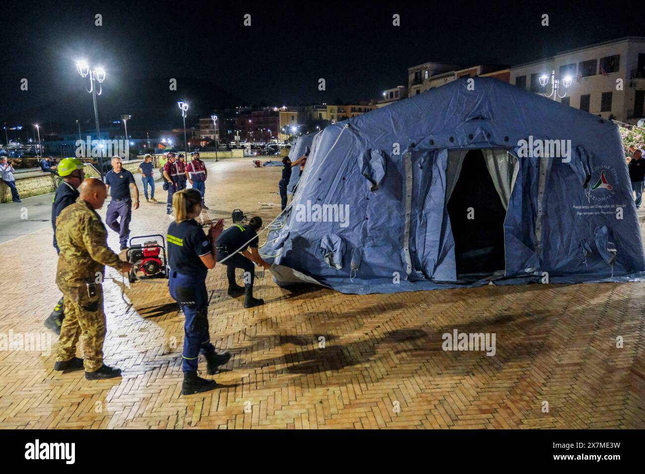 News - Italy: Campi Flegrei, bradisismo Campania s civil protection set up a tensile structure at the port of pozzuoli for people who are not confident about returning to their homes after the earthquake tremors, near Naples, southern Italy, 20 May 2024. The tremor that occurred at 8.10pm with epicentre in the Campi Flegrei was of magnitude 4.4. This was reported by the National Institute of Geophysics and Volcanology, according to which the depth of the quake was three kilometres. Napoli Pozzuoli Italy Copyright: xAntonioxBalascox/xLiveMediax LPN 1364589 Stock Photo