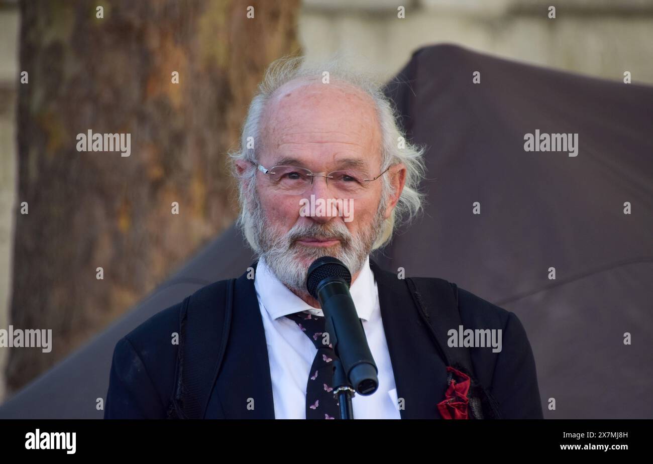 London, UK. 20th May 2024. Julian Assange's father John Shipton speaks to the crowd outside the High Court as Julian Assange wins the right to appeal his extradition the US. Credit: Vuk Valcic/Alamy Live News Stock Photo