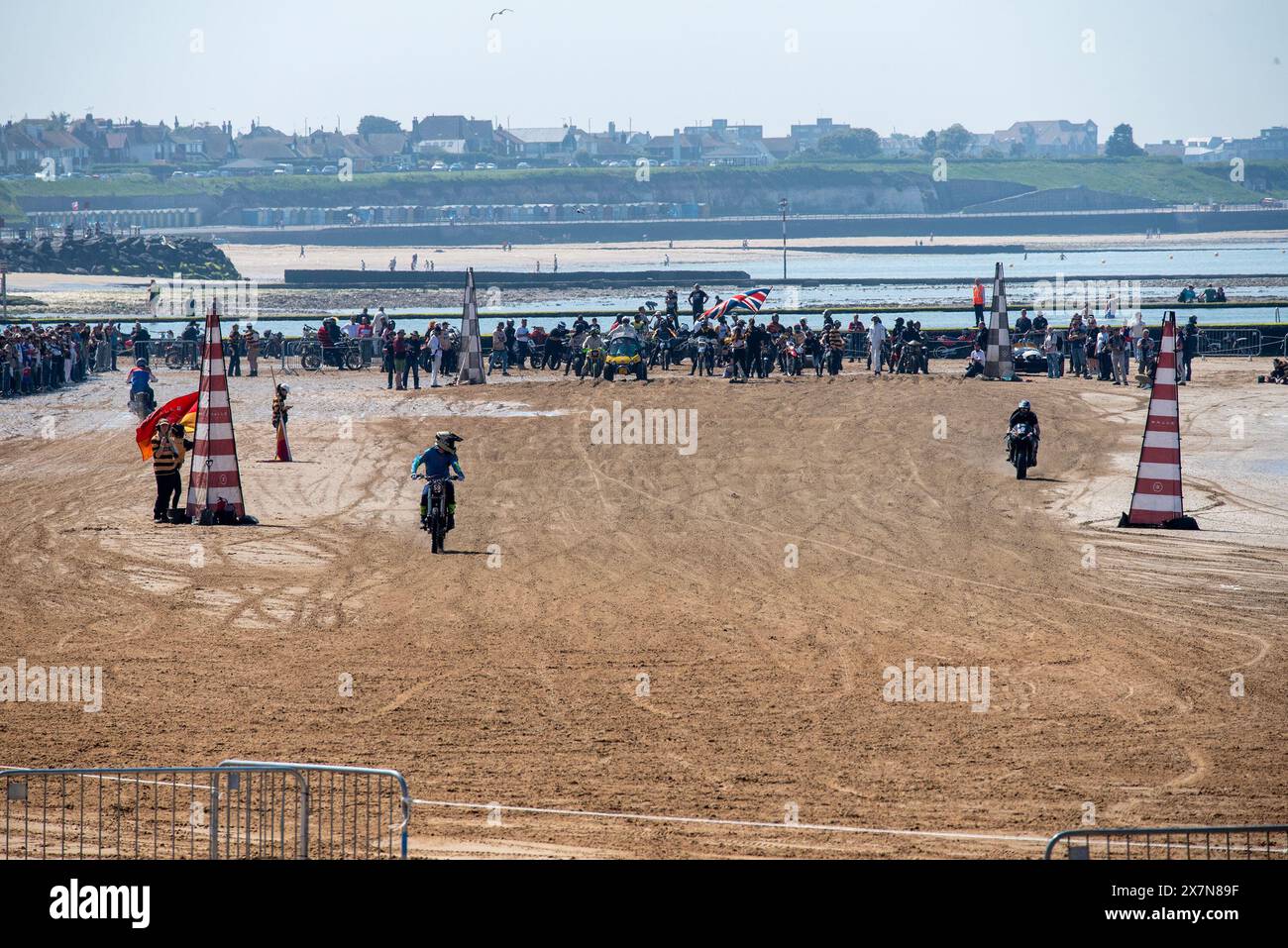 Margate, UK. 19th May, 2024. Race winner looks back at the other racers during the run in