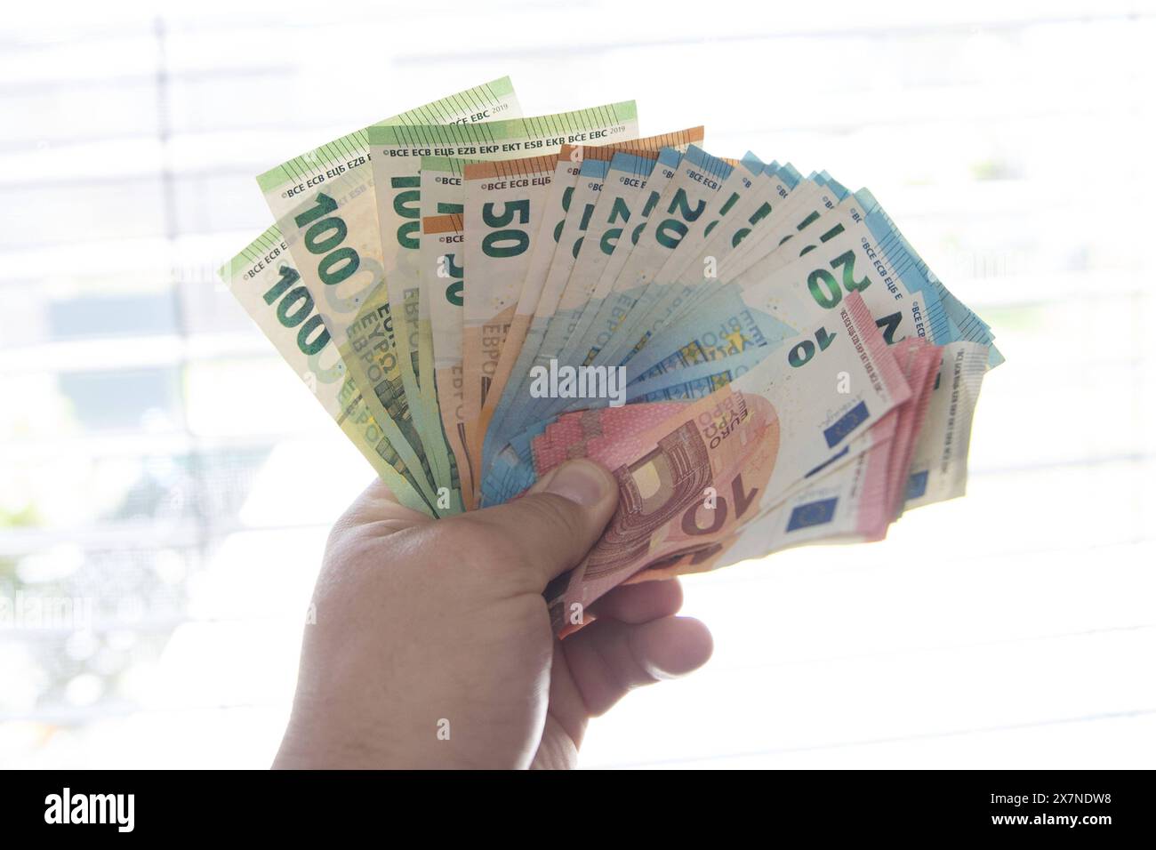 Bamberg, Deutschland 20. Mai 2024: Themenbilder - Symbolbilder - Geld - 2024 Eine Person hält mehrere tausend Euro in Bargeld in der Hand. Die Geldscheine haben die Währung Euro und sind von unterschiedlichem Geldwert, darunter 5 â, 10 â, 50â und 100â. Bayern *** Bamberg, Germany 20 May 2024 Theme pictures Symbol pictures money 2024 A person holds several thousand euros in cash in his hand The banknotes are in euros and have different denominations, including â5, â10, â50 and â100 Bavaria Copyright: xFotostandx/xK.xSchmittx Stock Photo