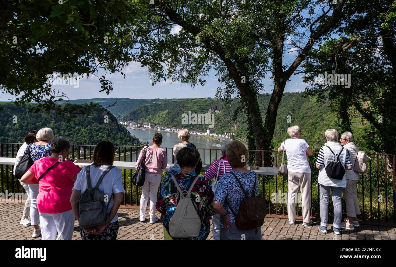 Loreley: Besuchergruppe auf dem Felsen. - Eine Besuchergruppe genießt den Blick vom Loreley-Felsen, der am Ufer des Rheins bei St. Goarshausen mehr al Stock Photo