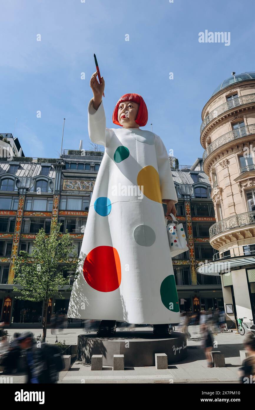 Paris France 16 April 2023 A Giant Sculpture Of Yayoi Kusama In paris-france-16-april-2023-a-giant-sculpture-of-yayoi-kusama-in