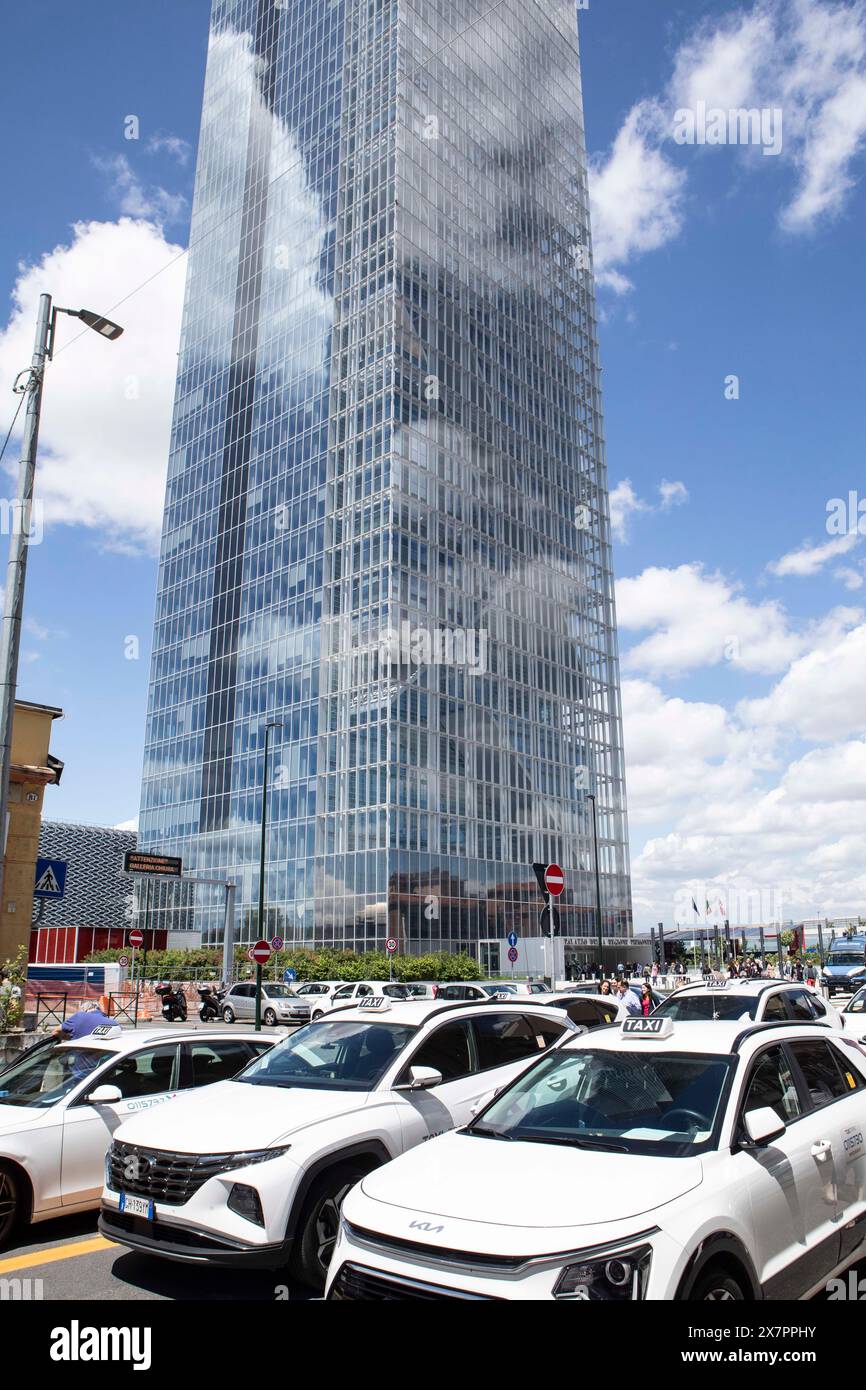 Torino, Italia. 21st May, 2024. Tassisti in protesta davanti il grattacielo della Regione Piemonte a Torino, Italia - Martedì, 21 Maggio 2024 - Cronaca - ( Foto Andrea Alfano/LaPresse ) Taxi drivers protest at Regione Piemonte skyscraper in Turin, Italy - Tuesday, May 21, 2024 - News - ( Photo Andrea Alfano/LaPresse ) Credit: LaPresse/Alamy Live News Stock Photo