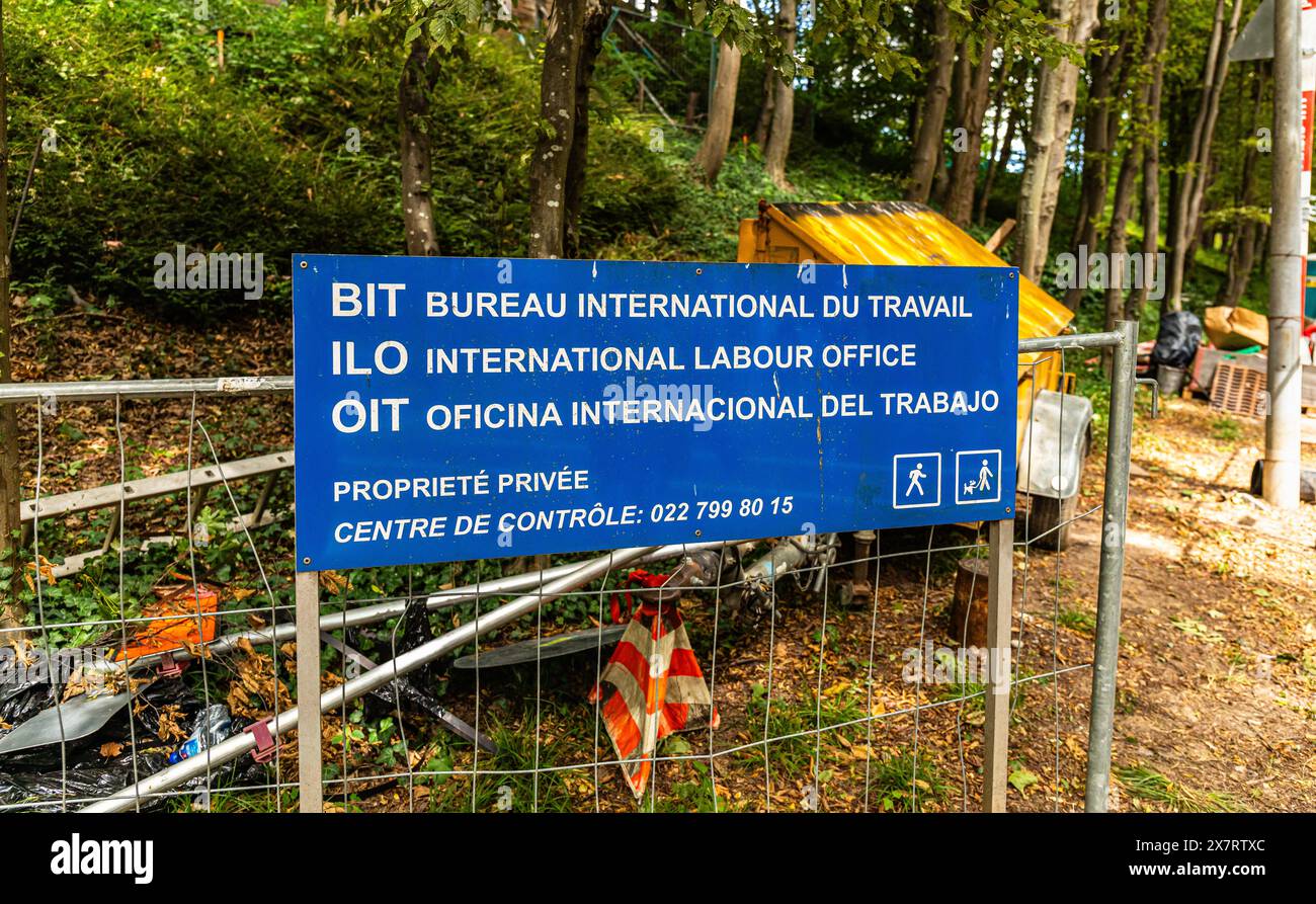 Schild vor einer Baustelle der Internationalen Arbeitsorganisation. Die Beschriftung steht in verschiedenen Sprachen. (Genf, Schweiz, 03.08.2023) Stock Photo