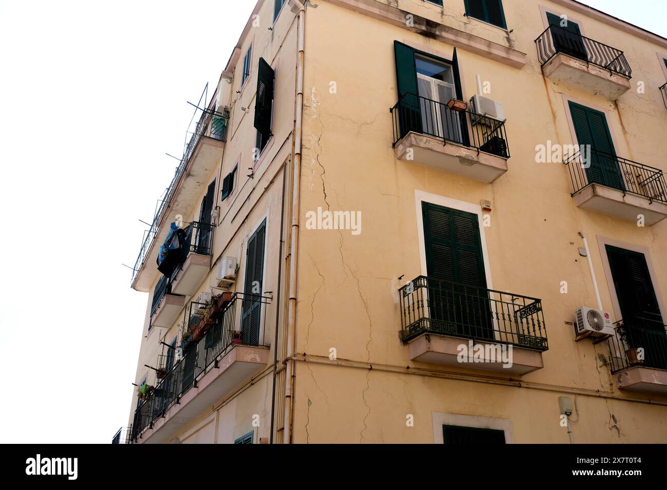 News - Campi Flegrei, the day after the tremors One of the buildings in Pozzuoli evacuated after yesterday s seismic swarm in which the strongest tremor was 4.4 on the Richter scale, 13 buildings were cleared, 39 families out of their homes. Napoli Pozzuoli Italy Copyright: xAntonioxBalascox/xLiveMediax LPN 1364928 Stock Photo