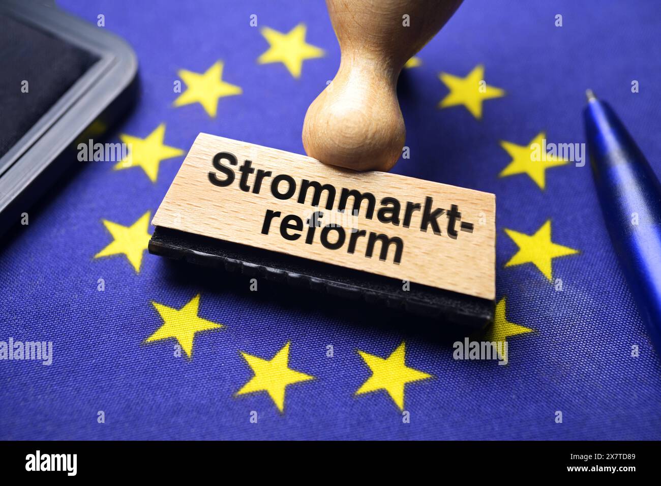 FOTOMONTAGE, Stempel mit Aufschrift Strommarktreform auf EU-Fahne *** PHOTOMONTAGE, stamp with inscription electricity market reform on EU flag Stock Photo