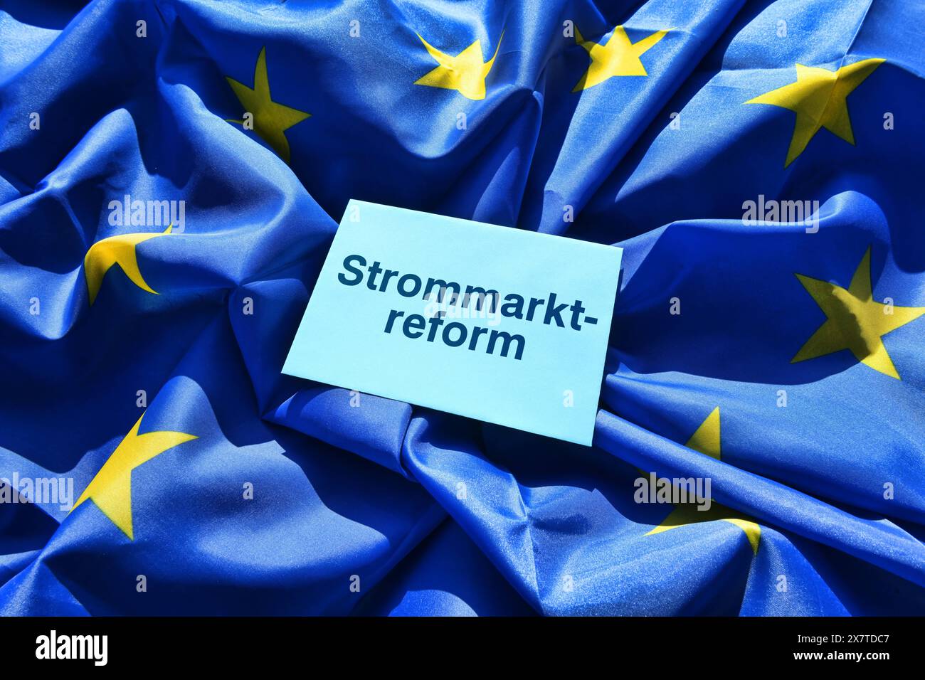 FOTOMONTAGE, Zettel mit Aufschrift Strommarktreform auf EU-Fahne *** PHOTOMONTAGE, note with inscription electricity market reform on EU flag Stock Photo