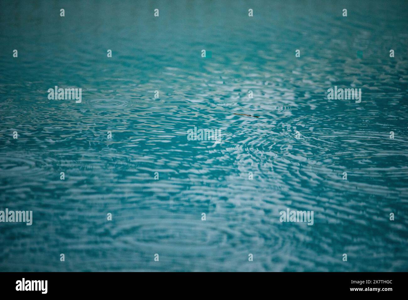 ondas en el agua Stock Photo - Alamy