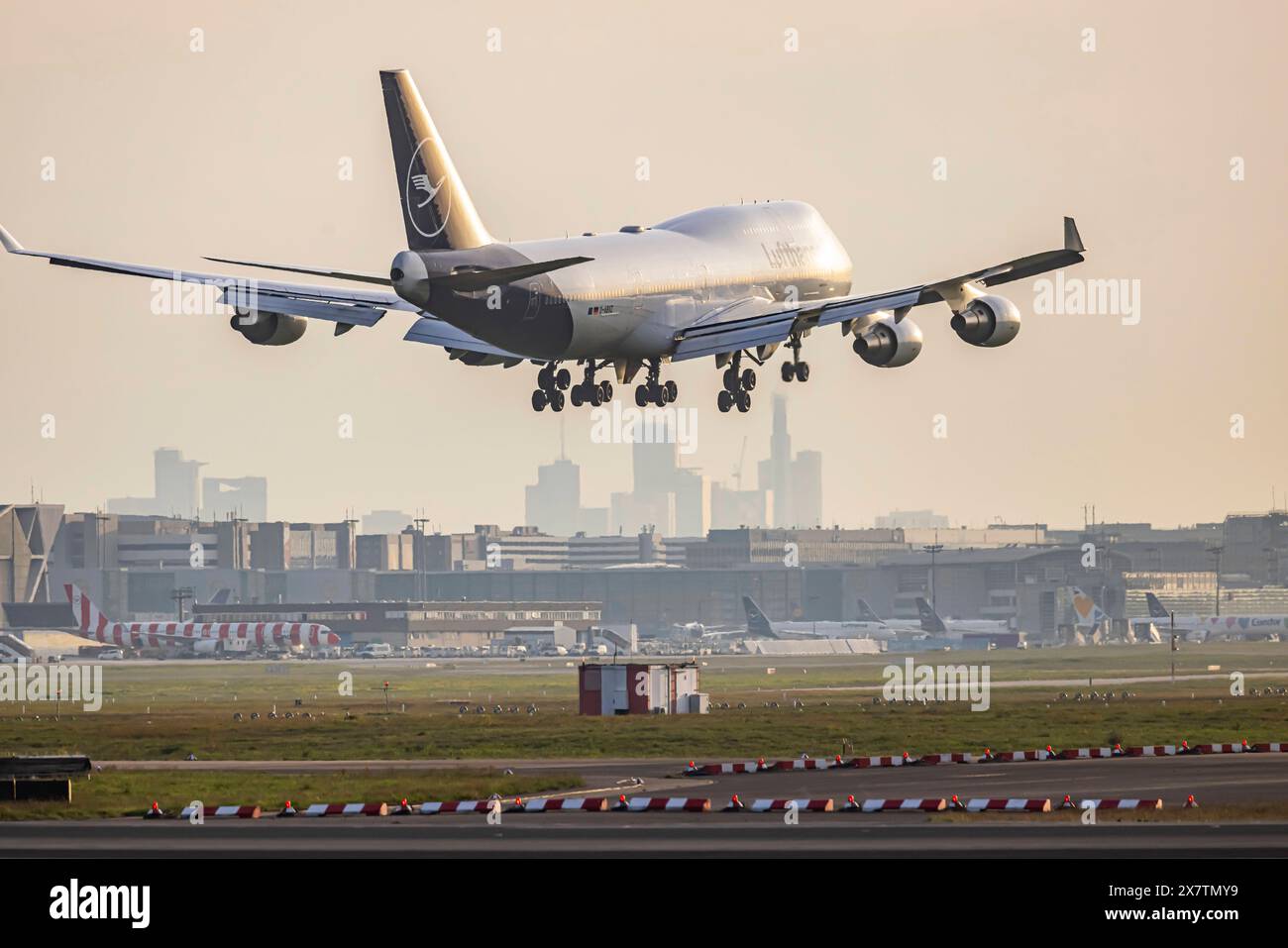 Lufthansa boeing 747 400 hi-res stock photography and images