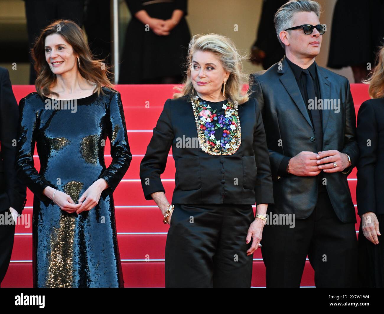 Cannes, France. 21st May, 2024. Cannes, 77th Cannes Film Festival 2024, Seventh evening - Red carpet film “Marcello Mio” - In the photo: Benjamin Biolay, Catherine Deneuve, and Chiara Mastroianni Credit: Independent Photo Agency/Alamy Live News Stock Photo