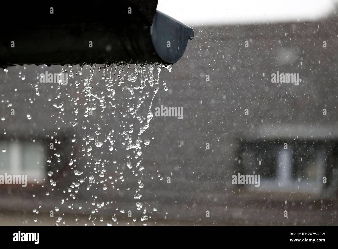 Wasser tritt über eine Dachrinne. Die Menschen in Nordrhein-Westfalen und dem Rheinland müssen sich auf Gewitter und Starkregen einstellen: Ab dem frühen Nachmittag bis in die Nacht zum Mittwoch kann es zu teils schweren Gewittern mit Starkregen mit bis zu 80 Liter pro Quadratmeter kommen. Themenbild, Symbolbild Köln, 21.05.2024 NRW Deutschland *** Water spills over a gutter People in North Rhine-Westphalia and the Rhineland have to prepare for thunderstorms and heavy rain From the early afternoon until Wednesday night, there may be thunderstorms, some of them heavy, with heavy rainfall of up Stock Photo