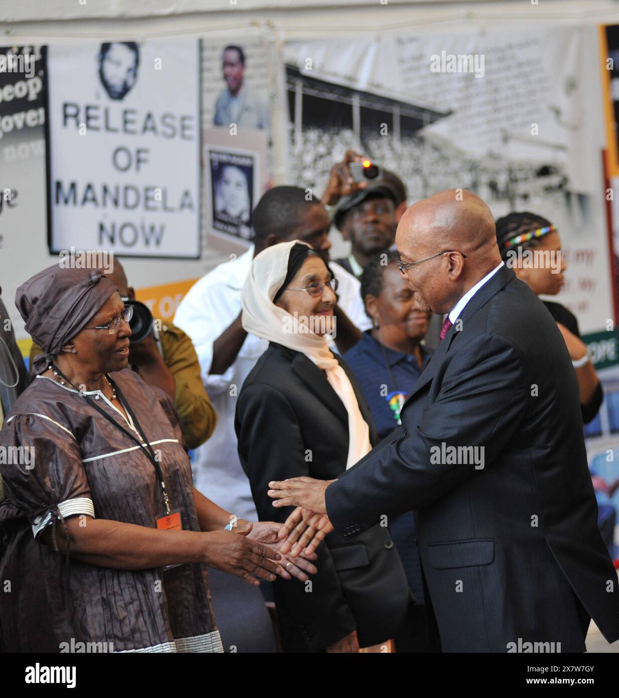 South Africa. Cape Town. 11 February 2010 Opening of the 2010 session of parliament by President Jacob Zuma. The occasion was themed to pay tribute to former President Nelson Mandela on the  20th anniversary of his release from prison in 1990.   President Zuma greets unidentified wellwishers as he walks up the red carpet.    Photo credit: Eric Miller / african.pictures Stock Photo