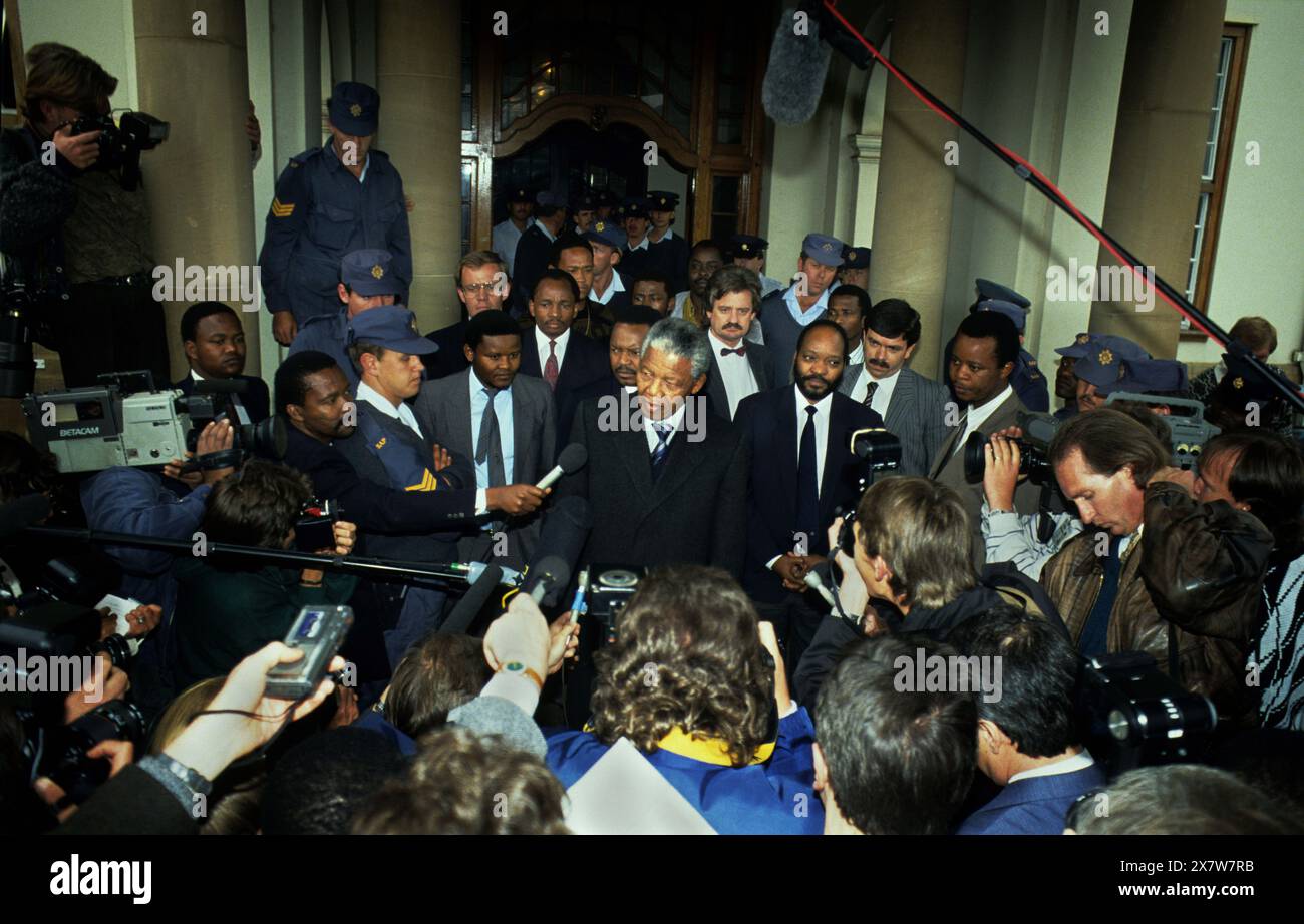 September 1990 - South Africa Pretoria. President of the African National Congress, Nelson Mandela(Centre), addresses the waiting media, after a meeting with President F.W. de Klerk(not visible), in the union Buildings. On Mandela's left is Jacob Zuma, and behind him is Mosiua Lekhota.   Photo credit: Rodger Bosch / african.pictures Stock Photo