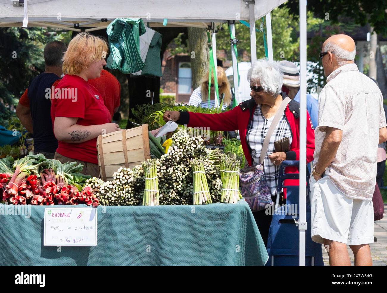 Toronto, Canada. 21st May, 2024. People shop for groceries at a farmers' market in Toronto, Canada, on May 21, 2024. Canada's Consumer Price Index (CPI) rose 2.7 percent on a year-over-year basis in April, down from a 2.9 percent gain in March, Statistics Canada said Tuesday. Credit: Zou Zheng/Xinhua/Alamy Live News Stock Photo