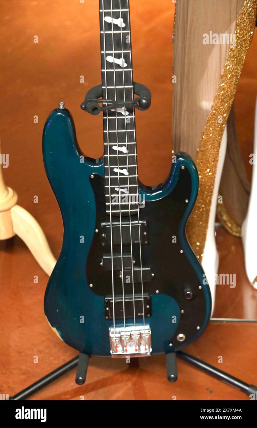 Mini Guitare Basse Réplique Cliff Williams AC/DC - Échelle 1:4, Bois De Balsa, Pièce De Collection