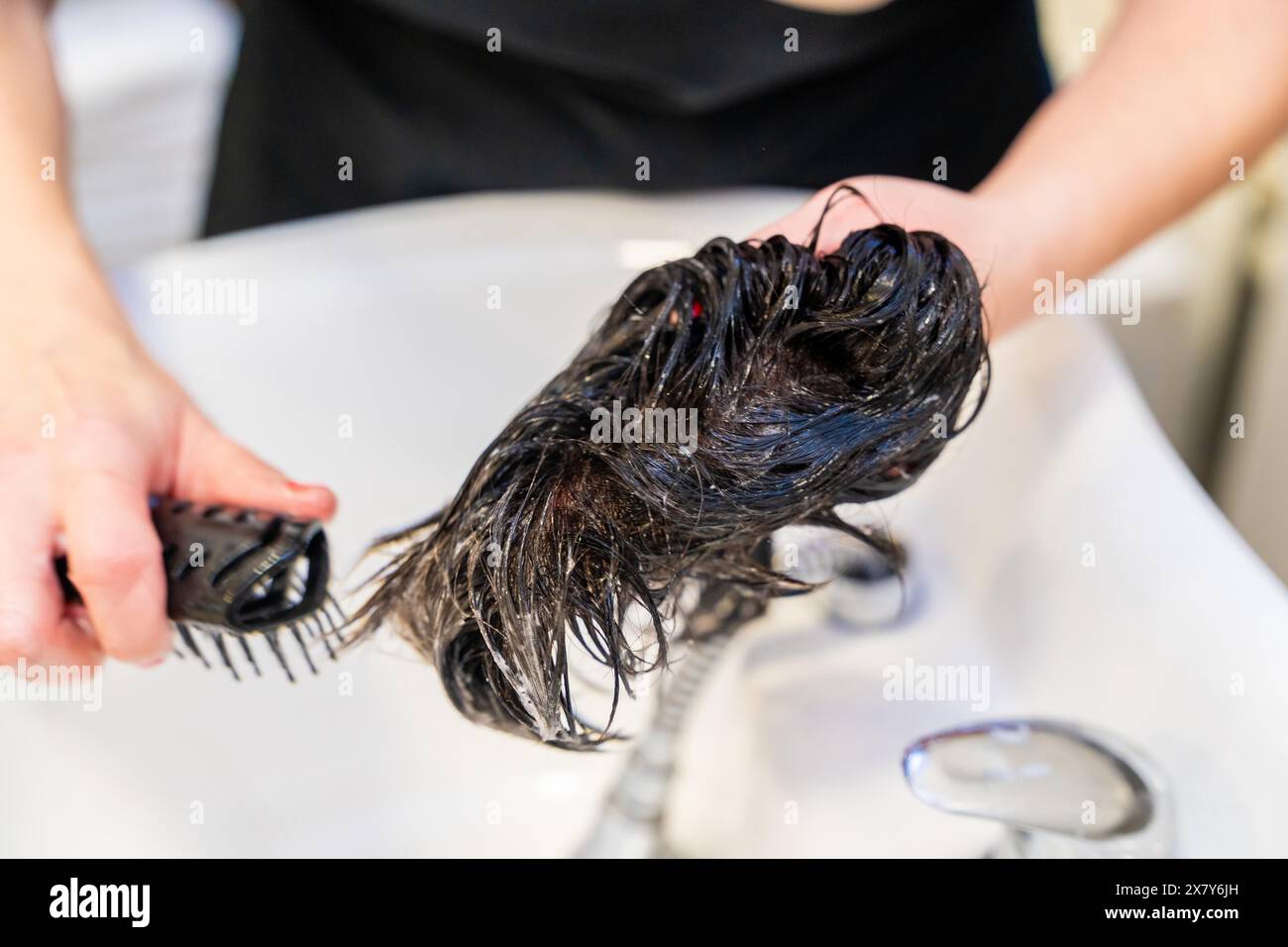Capillary combing hi-res stock photography and images - Alamy