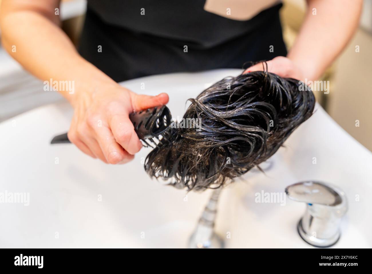 Capillary combing hi-res stock photography and images - Alamy