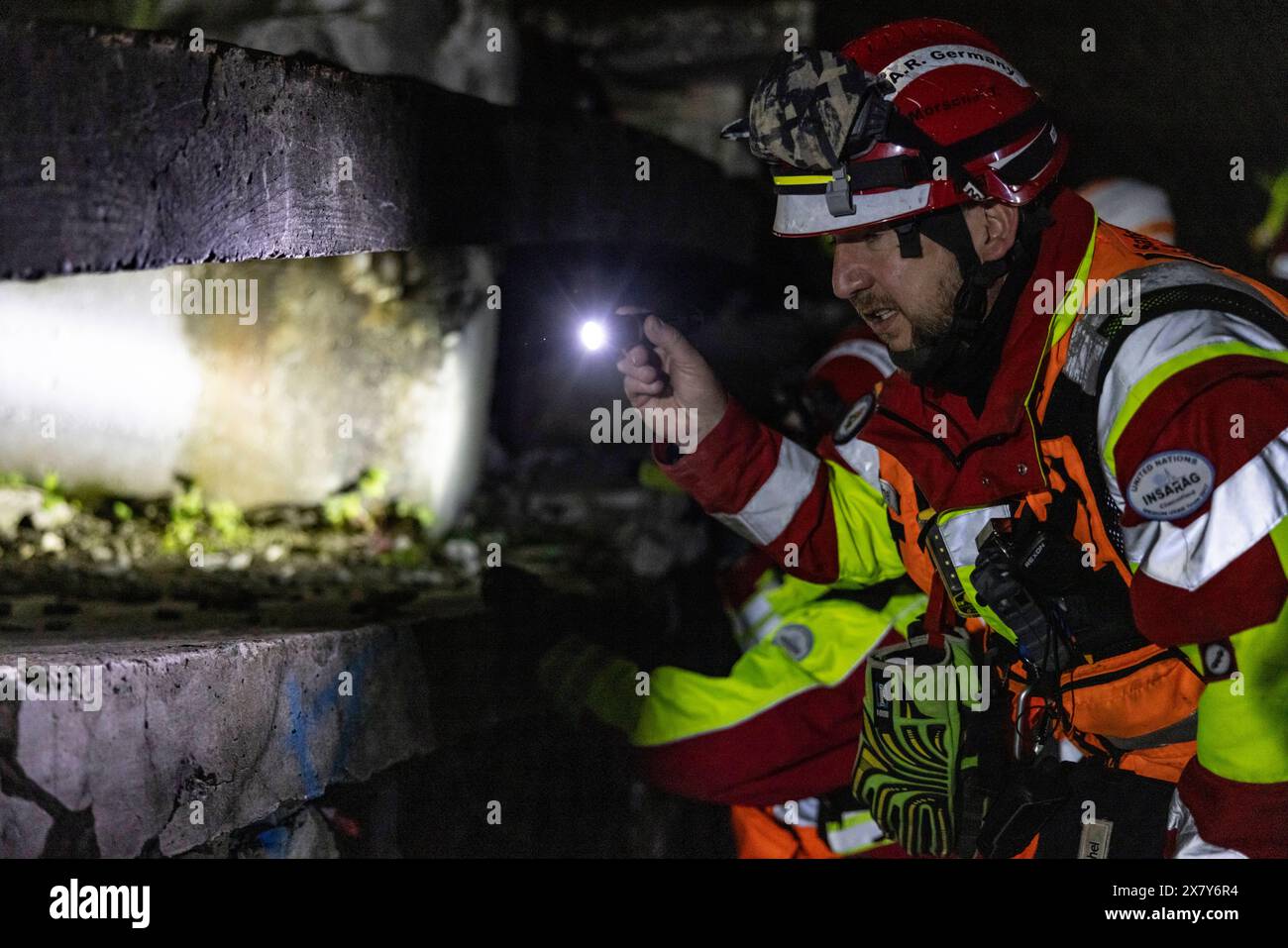 Achilles Uebung Schweiz Rettung 22052024 - Naechtliche Einsatzstelle der deutschen Hilfsorganisation I.S.A.R. Germany  Im Rahmen der internationalen Einsatzuebung Achilles haben Rettungsteams aus Deutschland, Oesterreich, der Schweiz, der Tuerkei und Jordanien miteinander der ein Einsatzszenario geuebt. Dabei wurde davon ausgegangen, dass ein Erdbeben in der suedlichen Schweiz ein Dorf komplett zerstoert hat und Menschen gerettet werden mussten. Avully Epeisses Genf Schweiz *** Achilles Exercise Switzerland Rescue 22052024 Night-time operation site of the German aid organization I S A R German Stock Photo