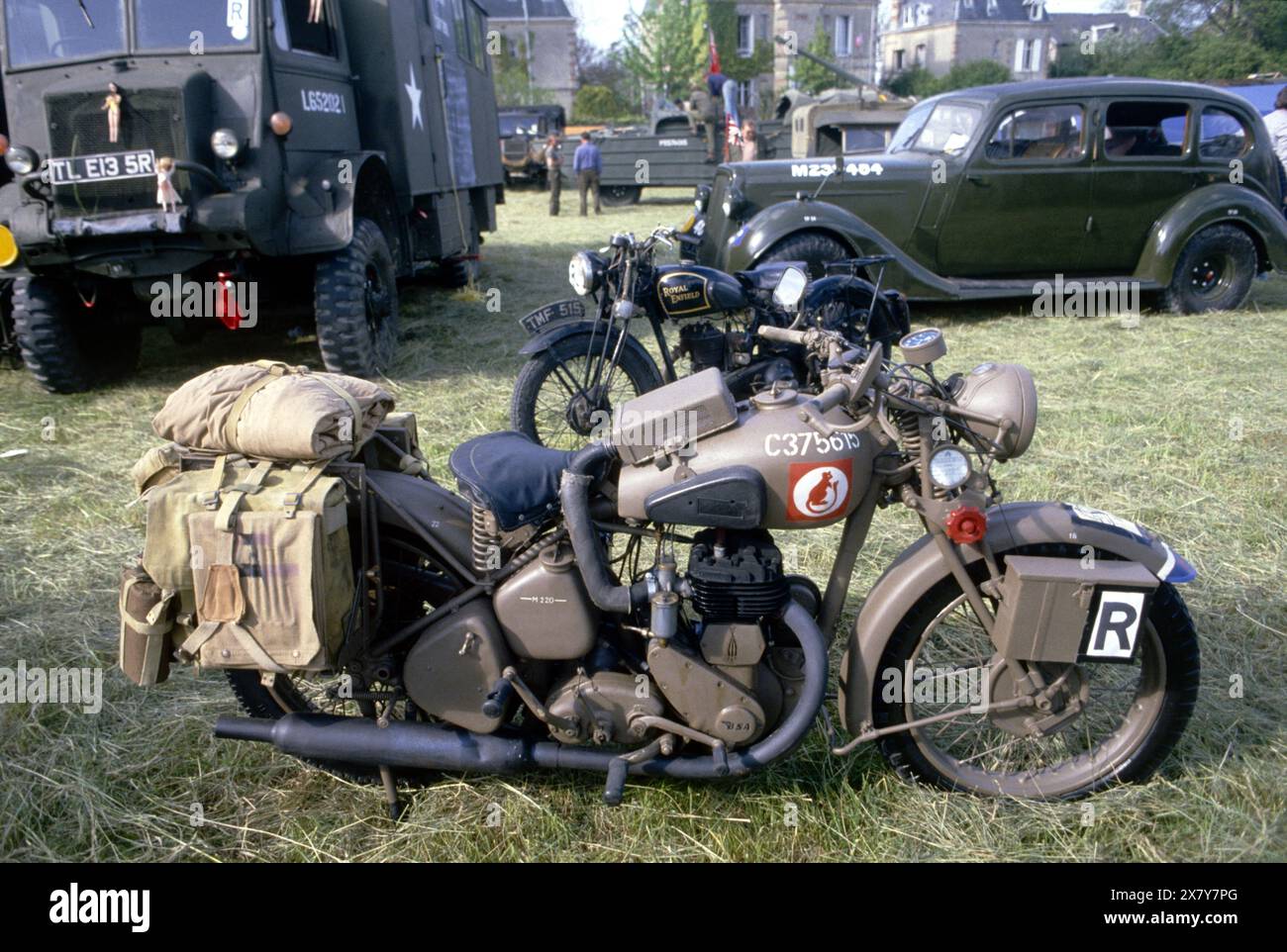 - Normandy, war veterans and collectors of vintage military vehicles participate the yearly ceremonies for the commemoration of the allied landing of June1944. Vintage British BSA motorbike   - Normandia, veterani di guerra e collezionisti di veicoli militari d'epoca partecipano alle annuali cerimonie per la commemorazione degli sbarchi alleati del giugno 1944. Motocicletta d'epoca inglese BSA Stock Photo